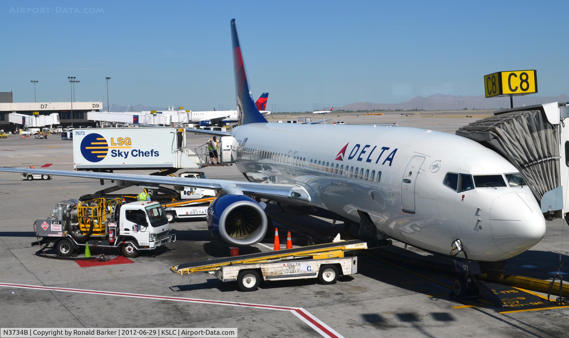 N3734B, 2000 Boeing 737-832 C/N 30776, Taxi SLC