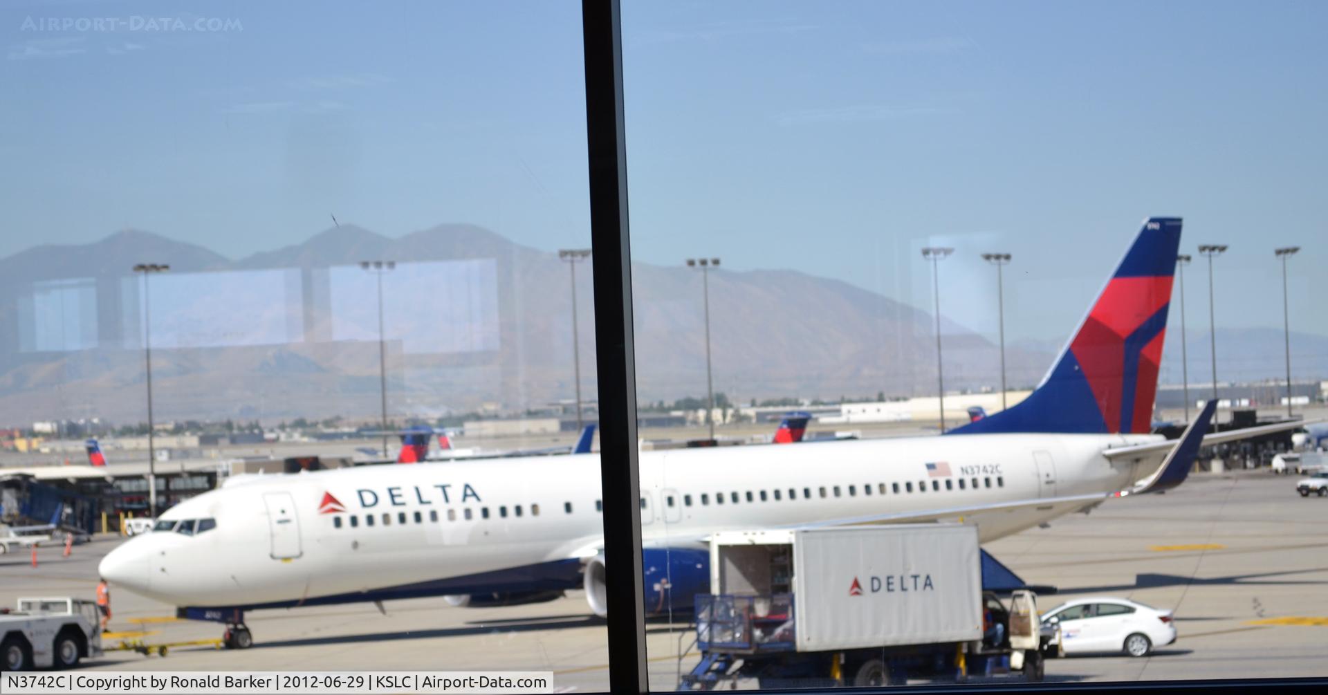 N3742C, 2001 Boeing 737-832 C/N 30835, SLC, UT