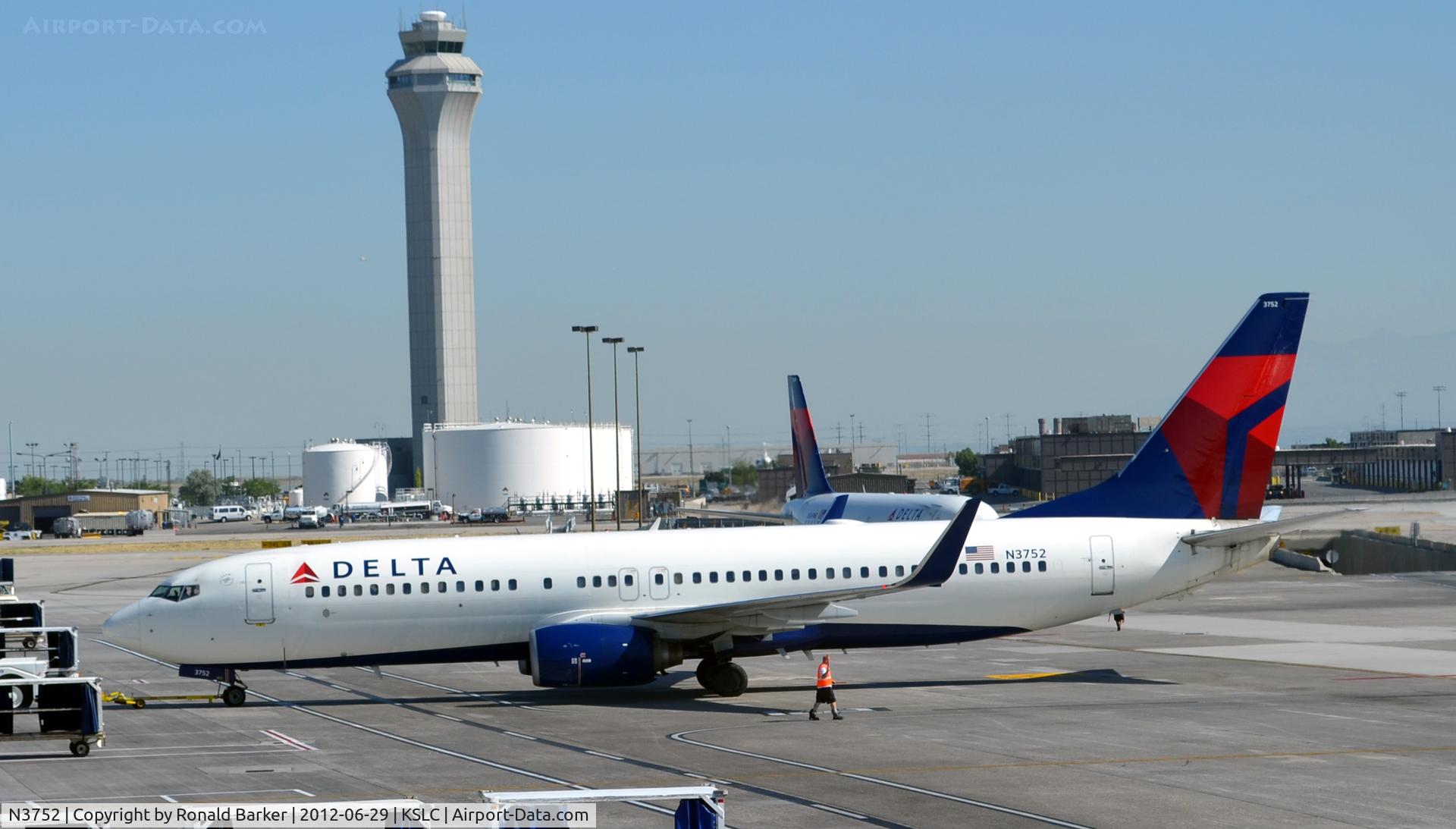 N3752, 2001 Boeing 737-832 C/N 30492, Push back SLC