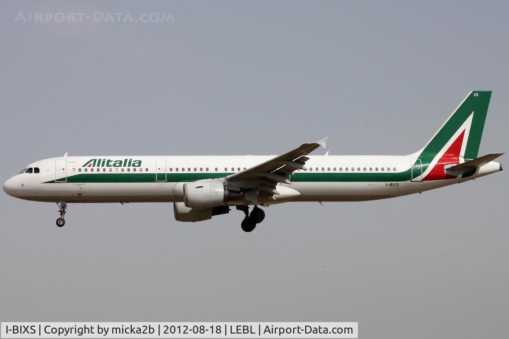 I-BIXS, 1997 Airbus A321-112 C/N 599, Landing in 25R. Scrapped in may 2020.