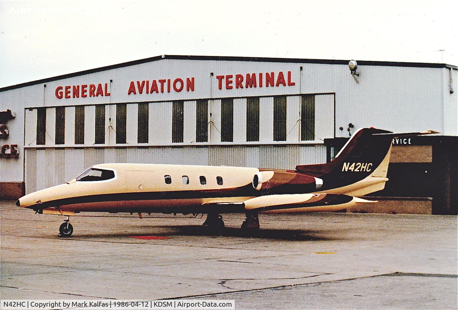 N42HC, 1973 Gates Learjet 25B C/N 142, Heritage Communications Inc, Learjet 25 on the ramp at Des Moines Flying Service - Photo by: William Chalifoux