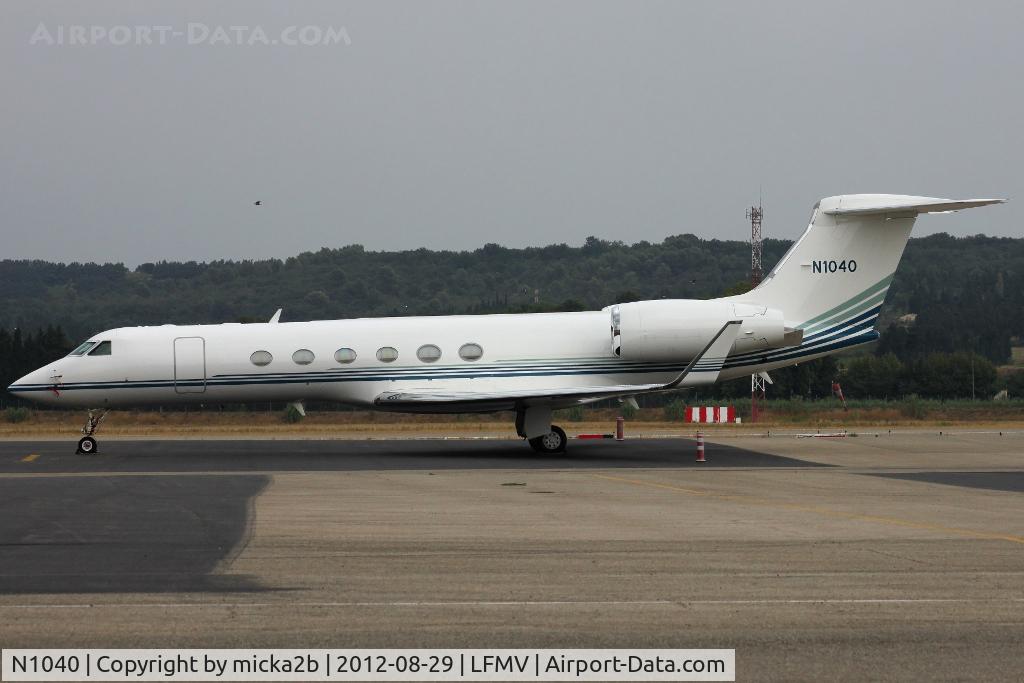 N1040, 2001 Gulfstream Aerospace G-V C/N 650, Parked