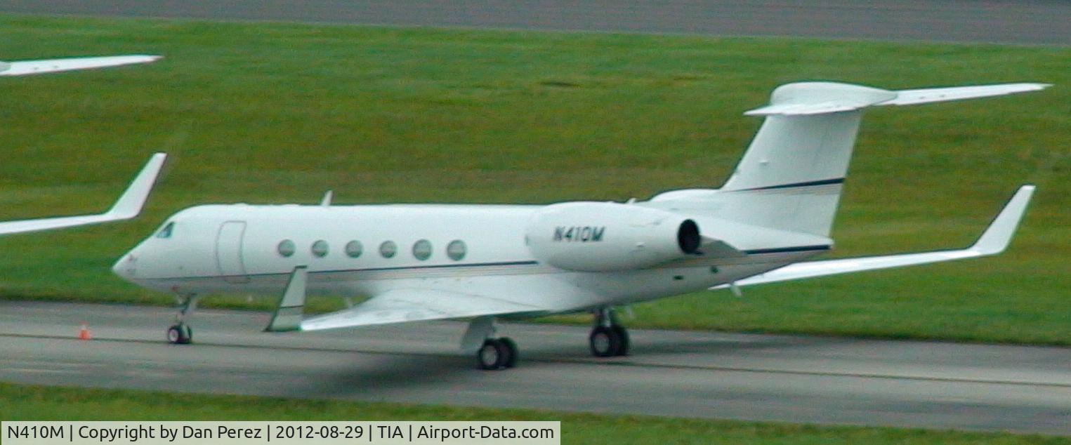 N410M, 1999 Gulfstream Aerospace G-V C/N 575, Parked at Tampa's private jetport, probably in town for the RNC, along with several other planes parked next to it.