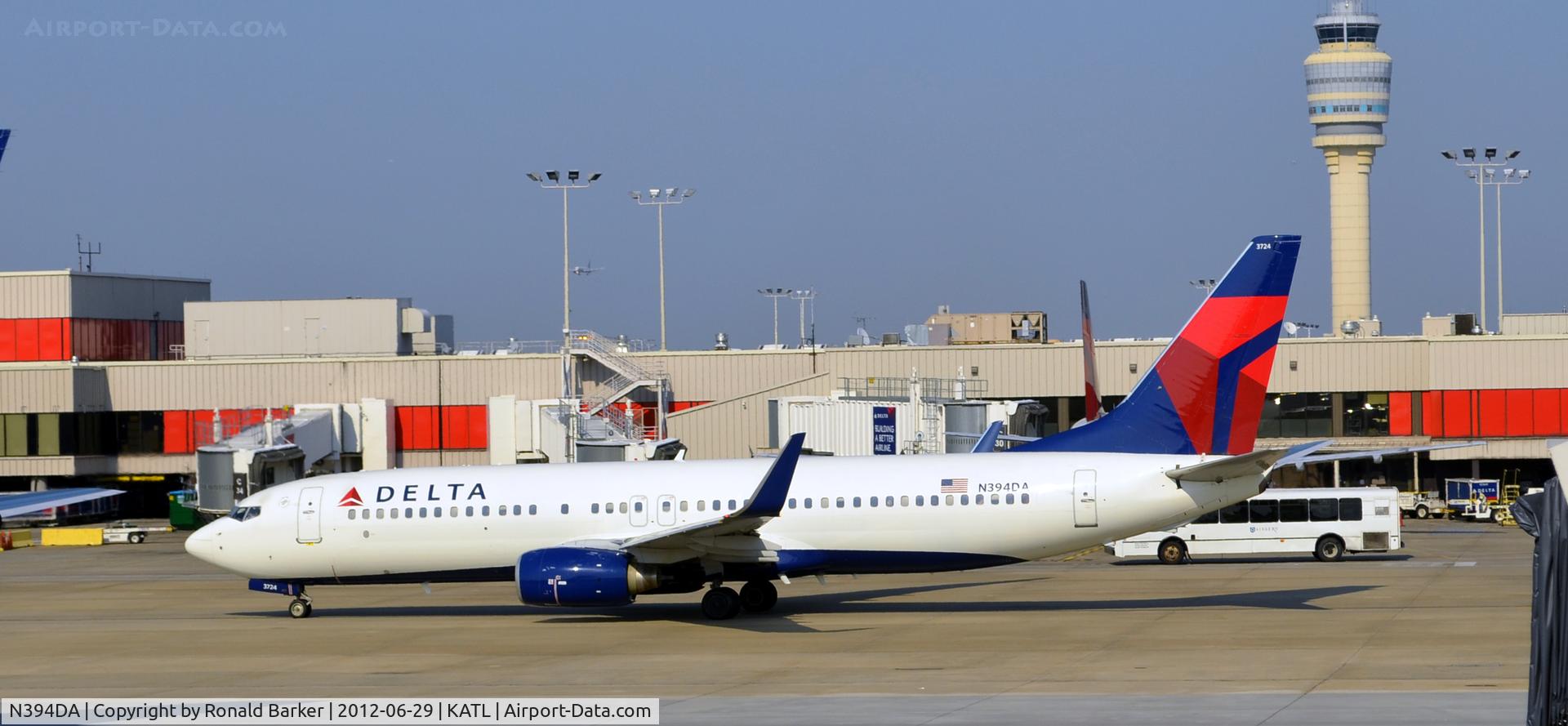 N394DA, 2000 Boeing 737-832 C/N 30562, Taxi ATL
