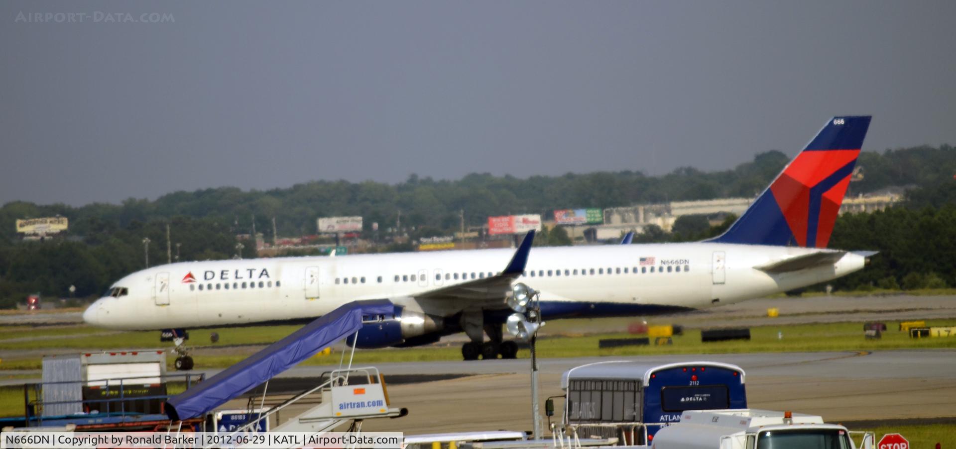 N666DN, 1991 Boeing 757-232 C/N 25034, Taxi ATL
