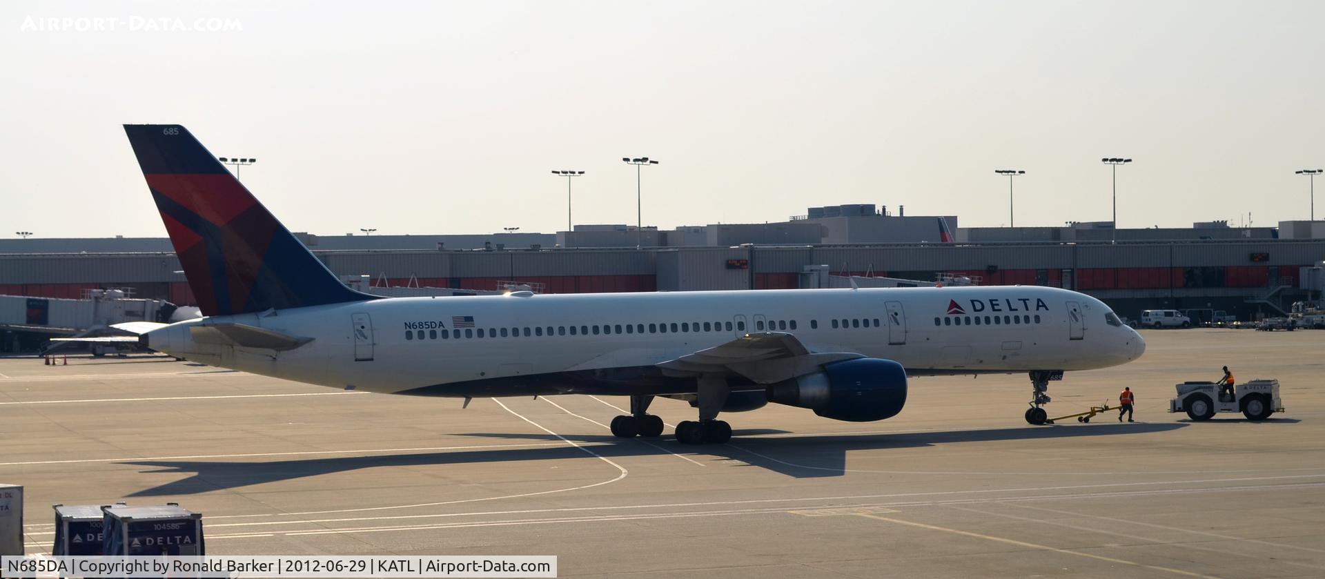 N685DA, 1995 Boeing 757-232 C/N 27588, Taxi ATL