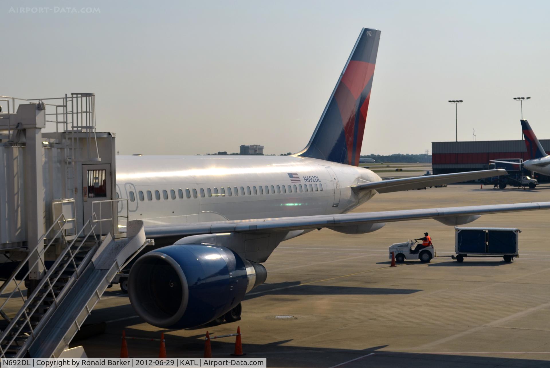 N692DL, 1998 Boeing 757-232 C/N 29724, Atlanta
