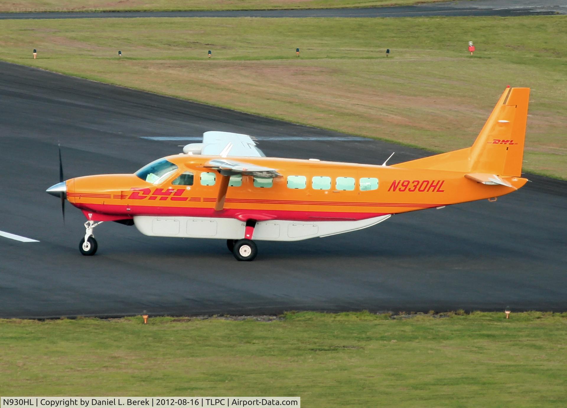 N930HL, Cessna 208B C/N 208B2238, A DHL Cessna Caravan turns around and prepares for its take-off run.