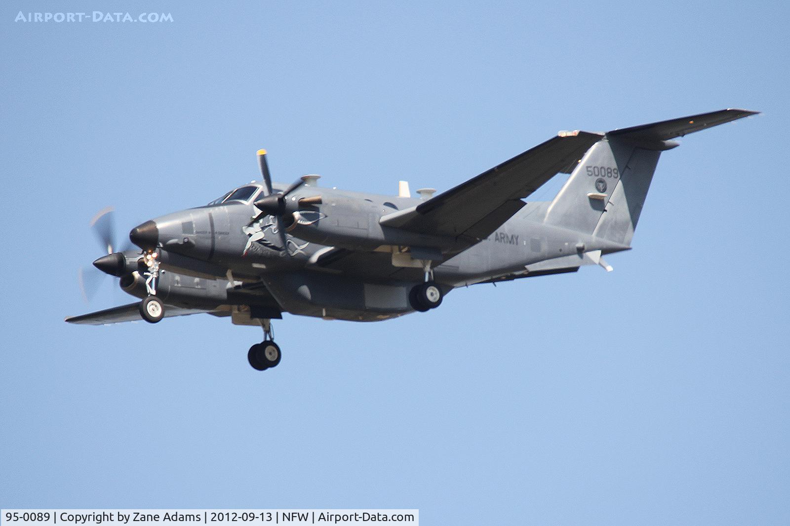95-0089, 1995 Beech C-12R Huron C/N BW-017, Landing at Navy Fort Worth...on one engine?