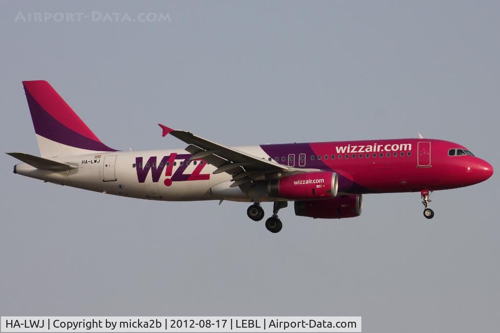 HA-LWJ, 2011 Airbus A320-232 C/N 4683, Landing