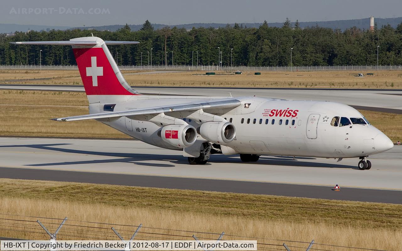 HB-IXT, 1995 British Aerospace Avro 146-RJ100 C/N E3259, taxying to the gate