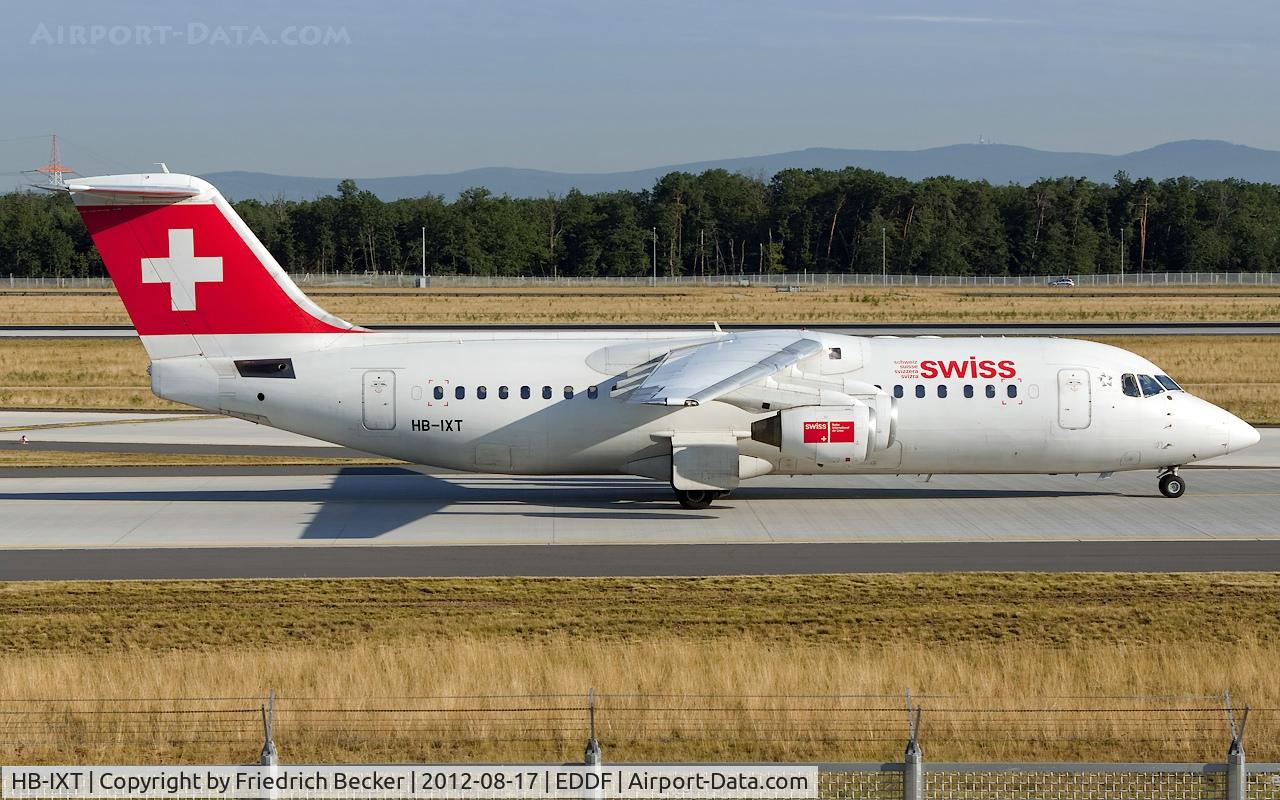 HB-IXT, 1995 British Aerospace Avro 146-RJ100 C/N E3259, taxying to the gate