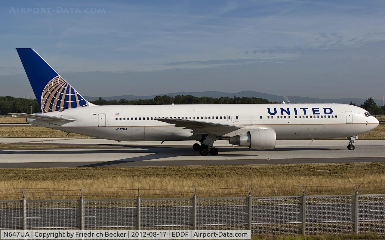 N647UA, 1992 Boeing 767-322 C/N 25284, taxying to the gate