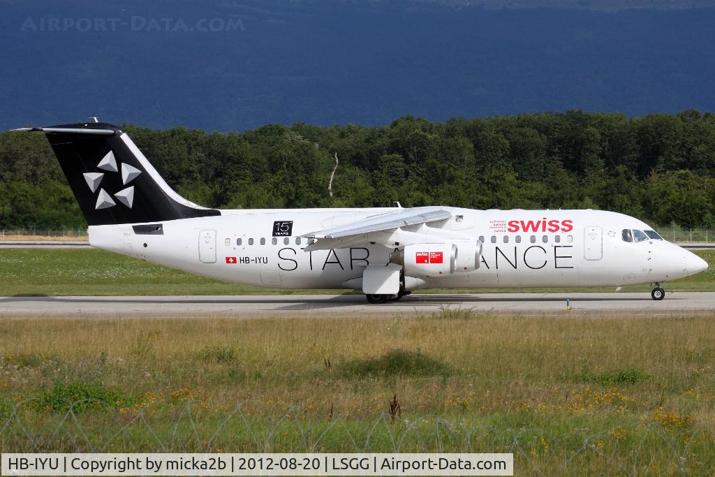 HB-IYU, 2000 British Aerospace Avro 146-RJ100 C/N E3379, Taxiing