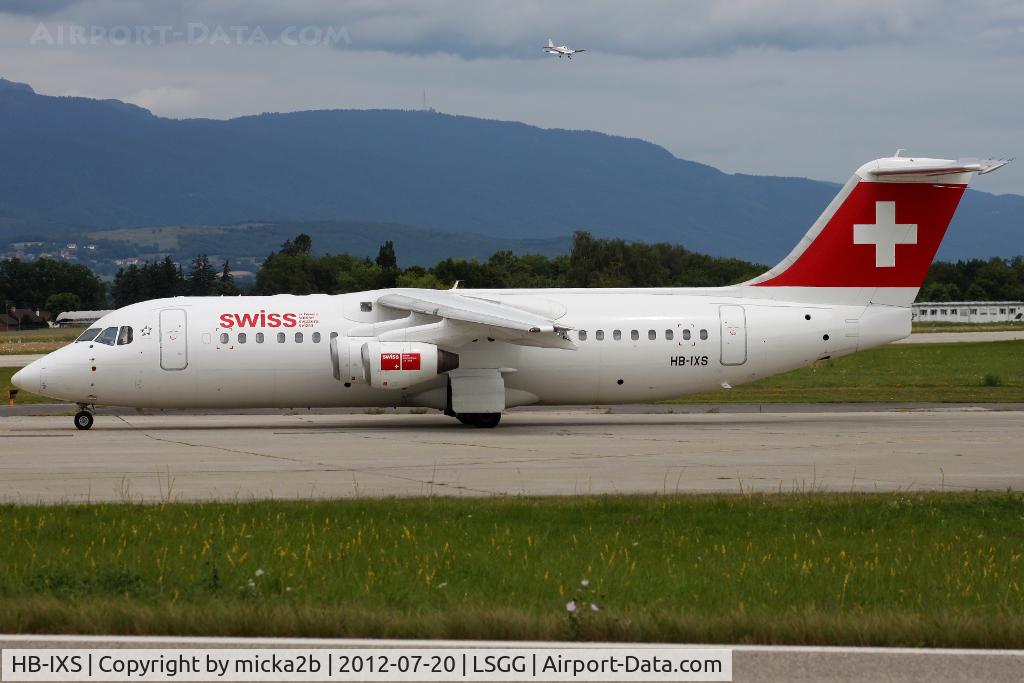 HB-IXS, 1995 British Aerospace Avro 146-RJ100 C/N E3280, Taxiing