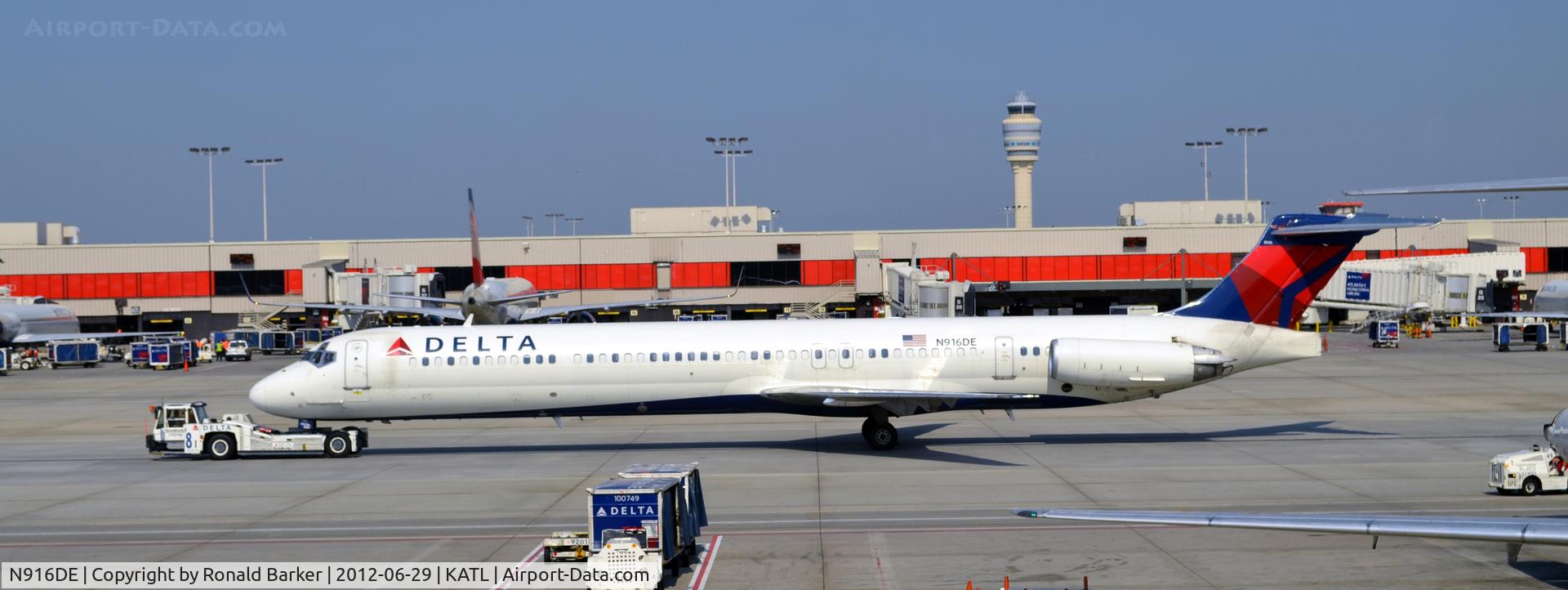 N916DE, 1993 McDonnell Douglas MD-88 C/N 53421, Push back ATL