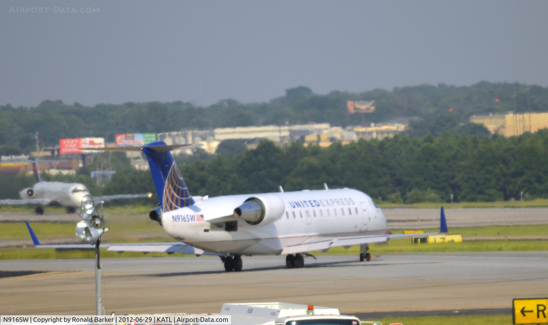 N916SW, 2002 Canadair CL-600-2B19 Regional Jet CRJ-200LR C/N 7634, Taxi ATL