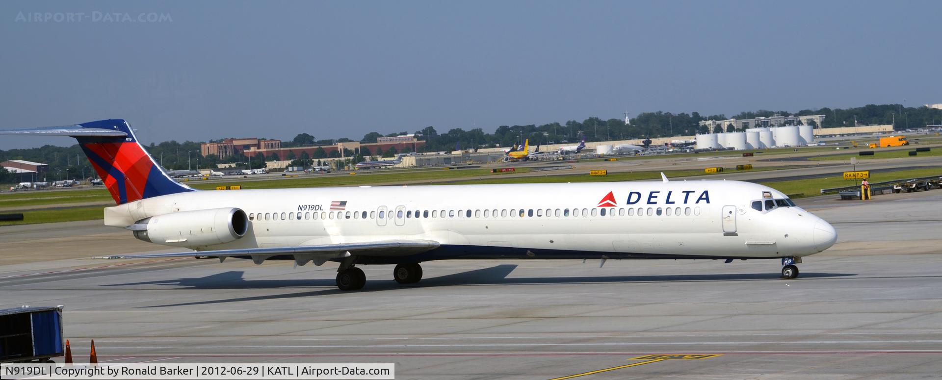 N919DL, 1988 McDonnell Douglas MD-88 C/N 49584, Taxi ATL