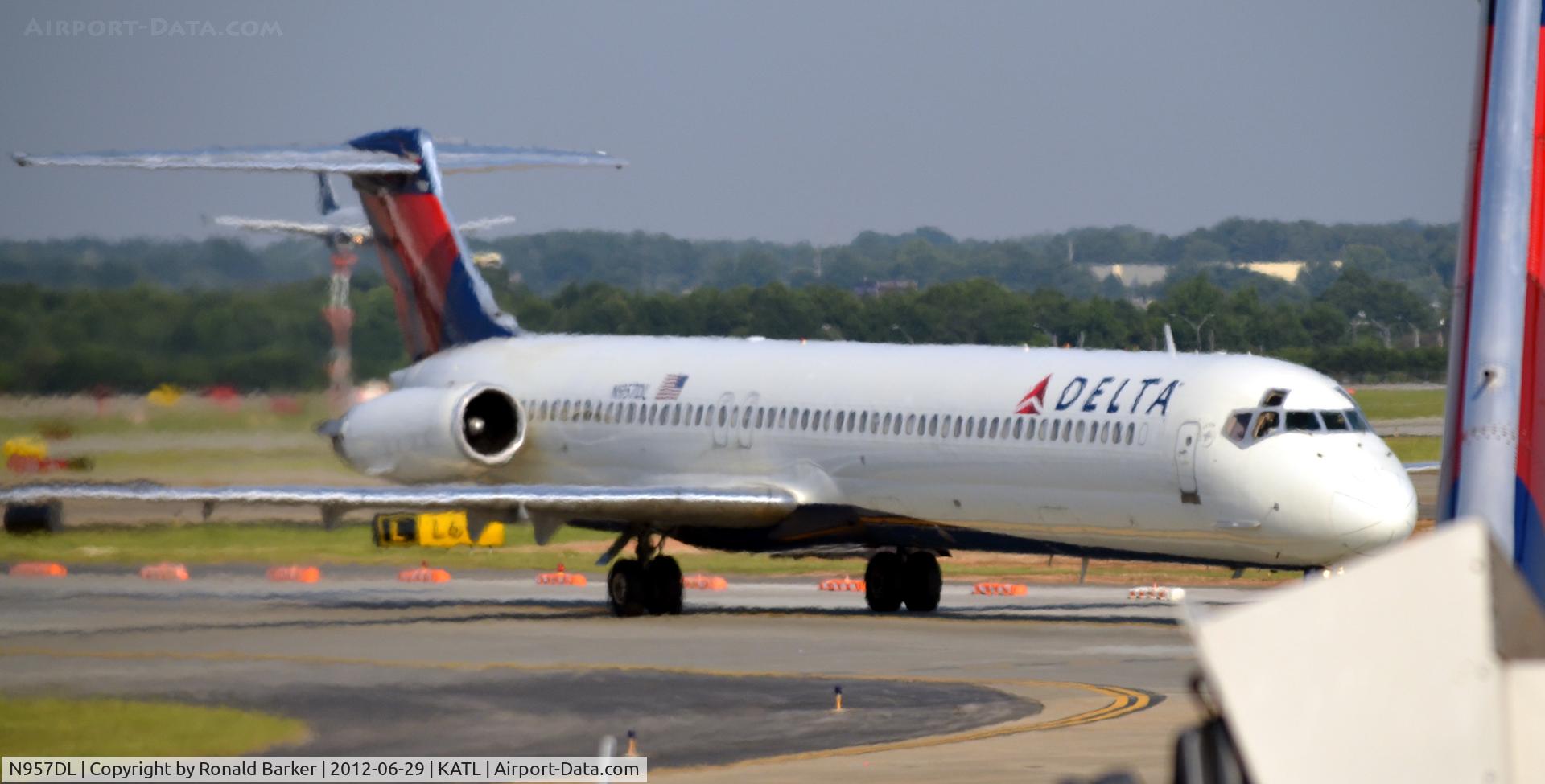 N957DL, 1990 McDonnell Douglas MD-88 C/N 49976, Taxi ATL