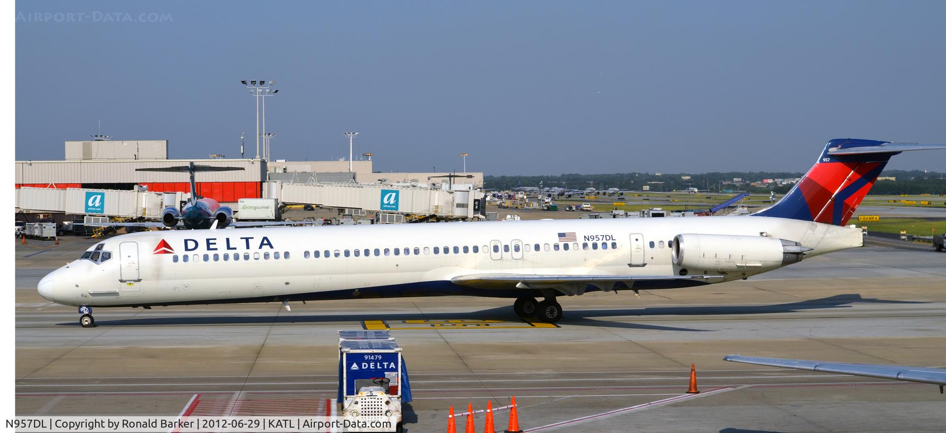 N957DL, 1990 McDonnell Douglas MD-88 C/N 49976, Taxi ATL