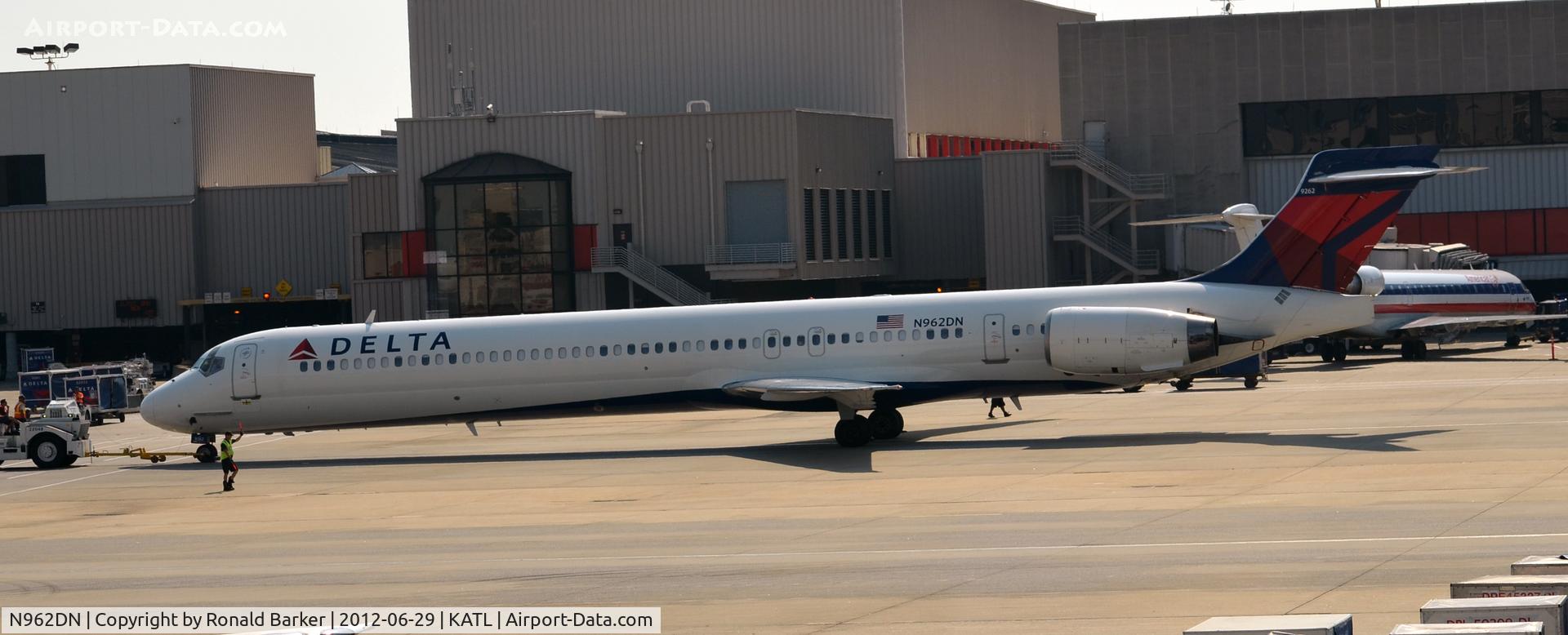 N962DN, McDonnell Douglas MD-90-30 C/N 53532, Taxi ATL