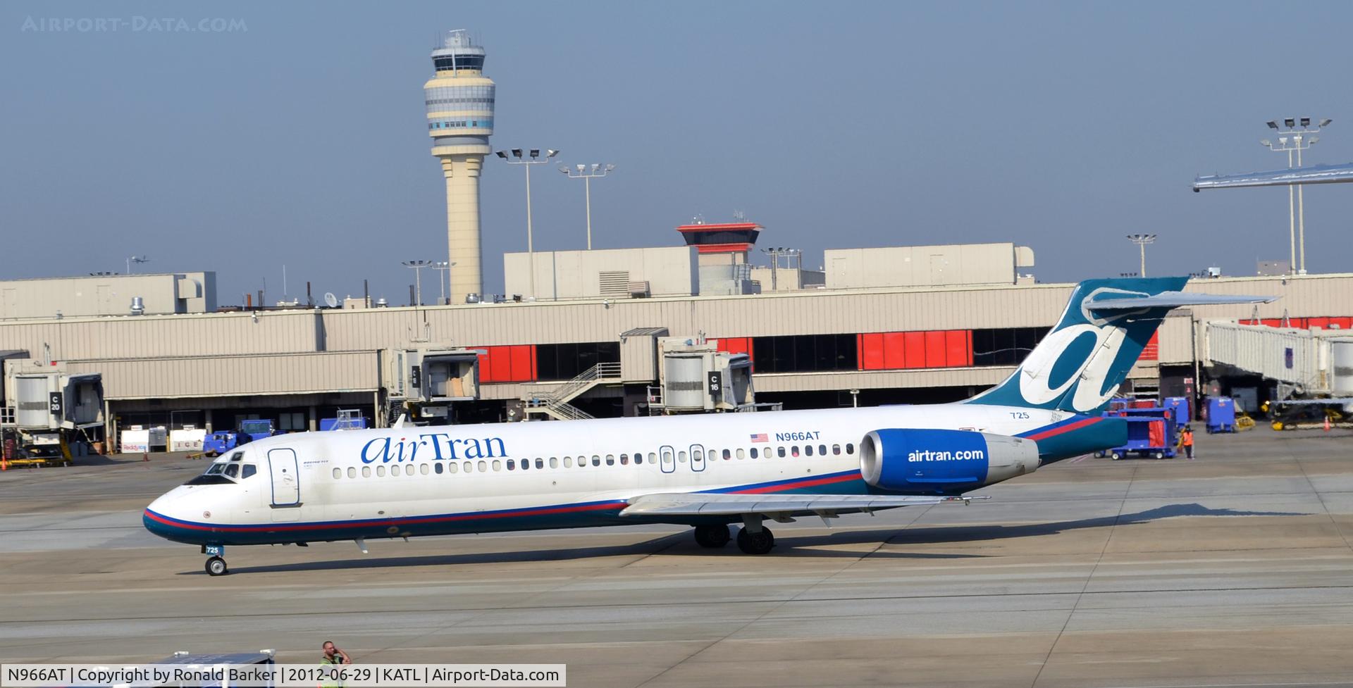 N966AT, 2001 Boeing 717-200 C/N 55027, Taxi ATL