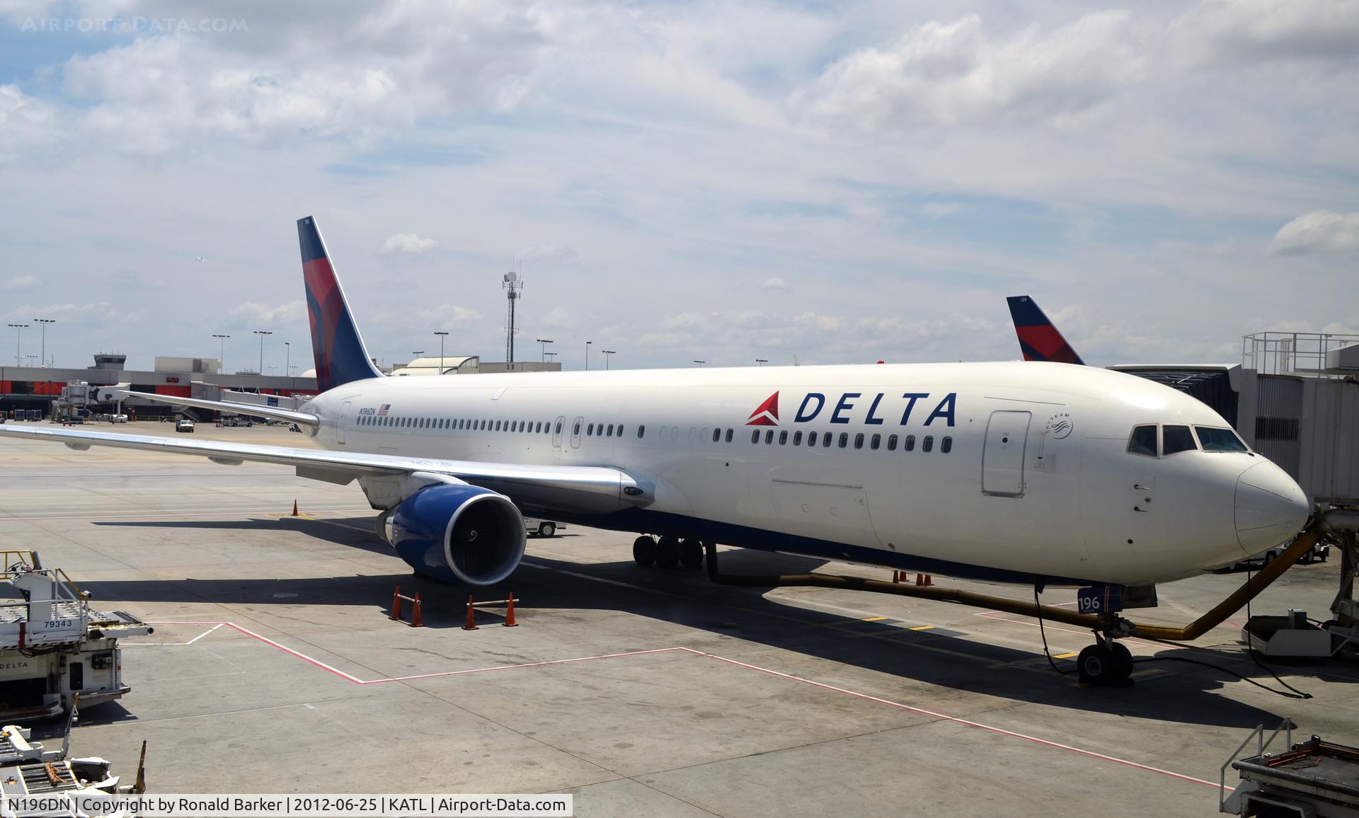 N196DN, 1997 Boeing 767-332 C/N 28453, Atlanta
