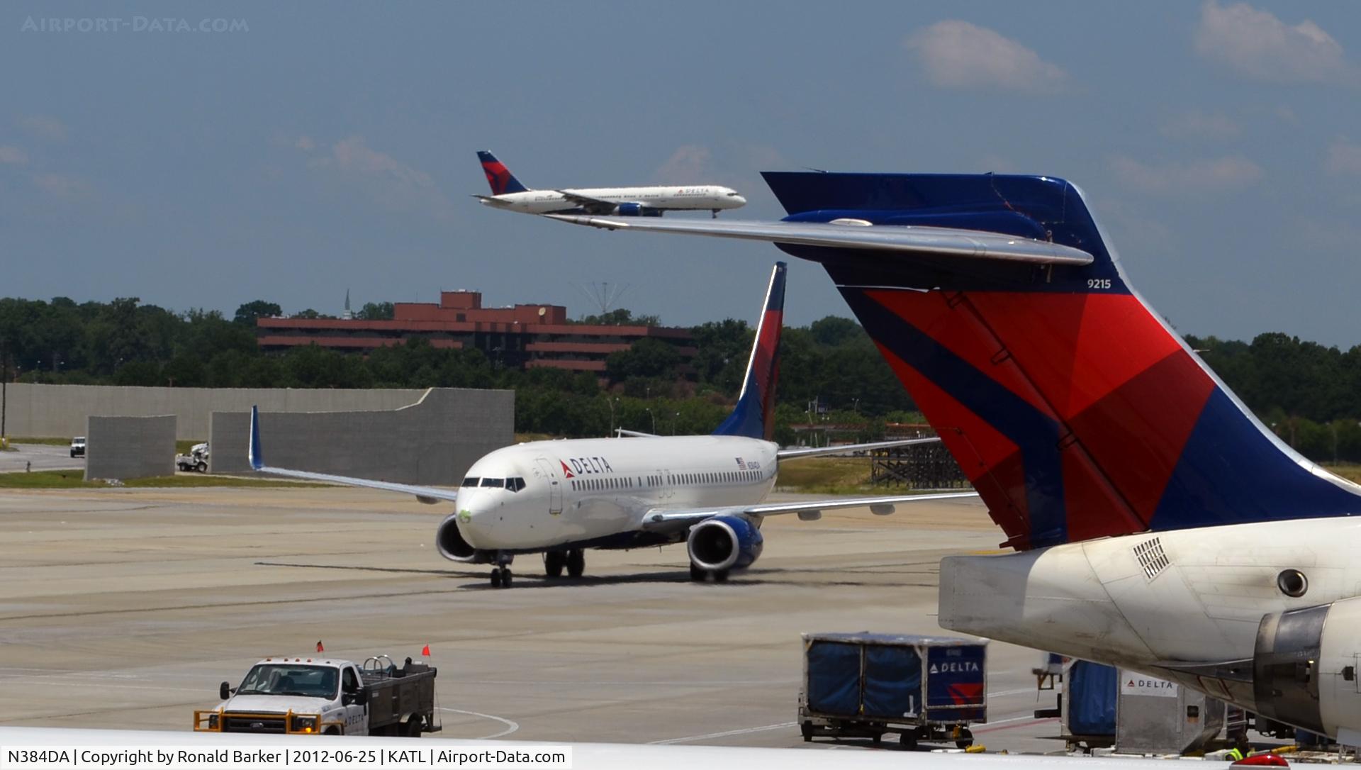 N384DA, 1999 Boeing 737-832 C/N 30347, Taxi ATL