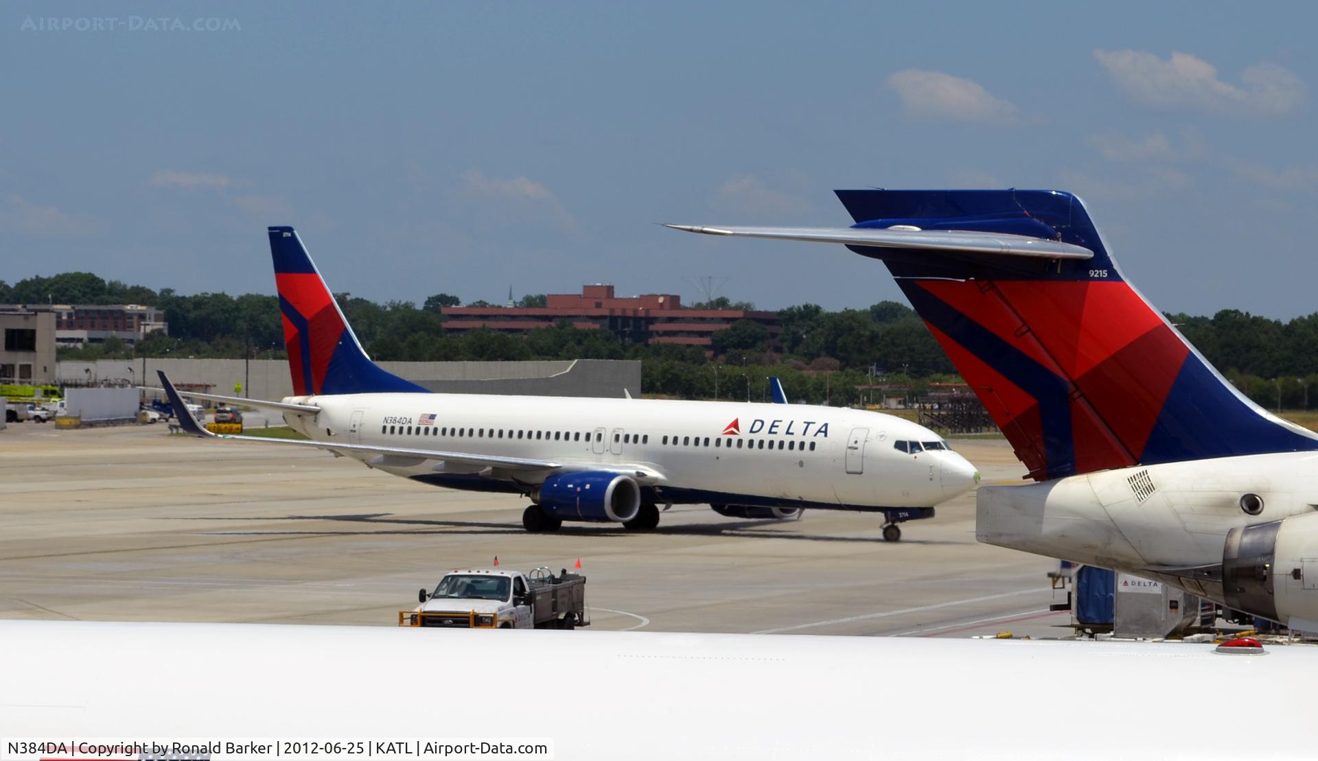 N384DA, 1999 Boeing 737-832 C/N 30347, Taxi ATL