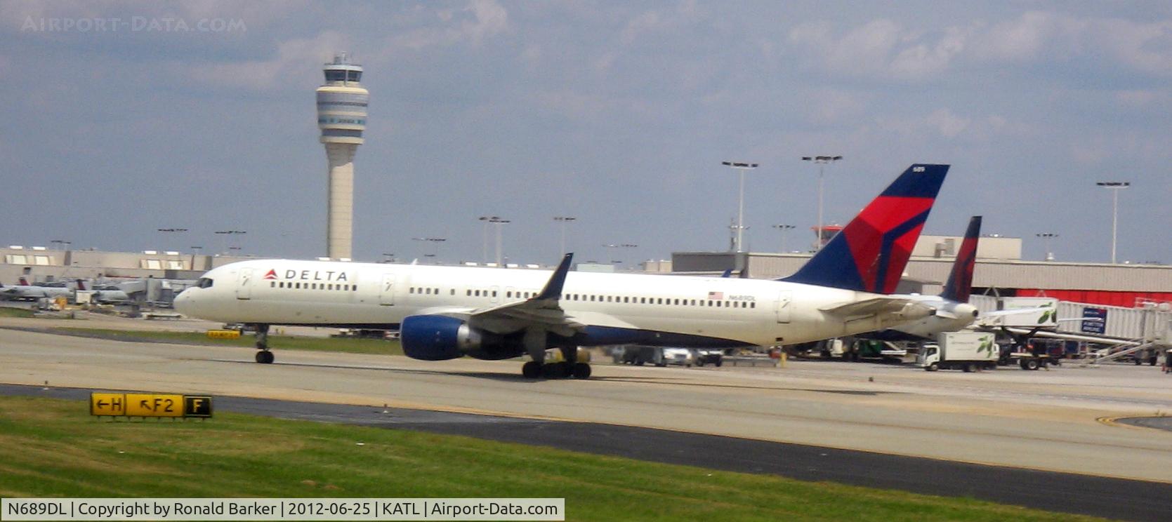 N689DL, 1998 Boeing 757-232 C/N 27172, Taxi ATL