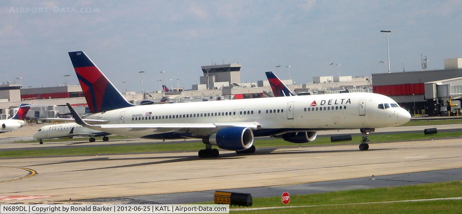 N689DL, 1998 Boeing 757-232 C/N 27172, Taxi ATL