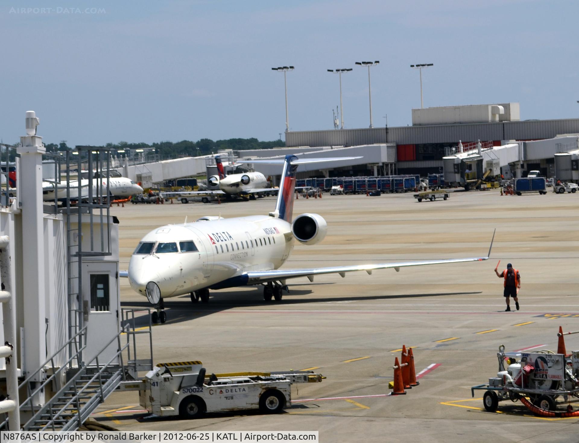 N876AS, 2001 Bombardier CRJ-200ER (CL-600-2B19) C/N 7576, Taxi ATL