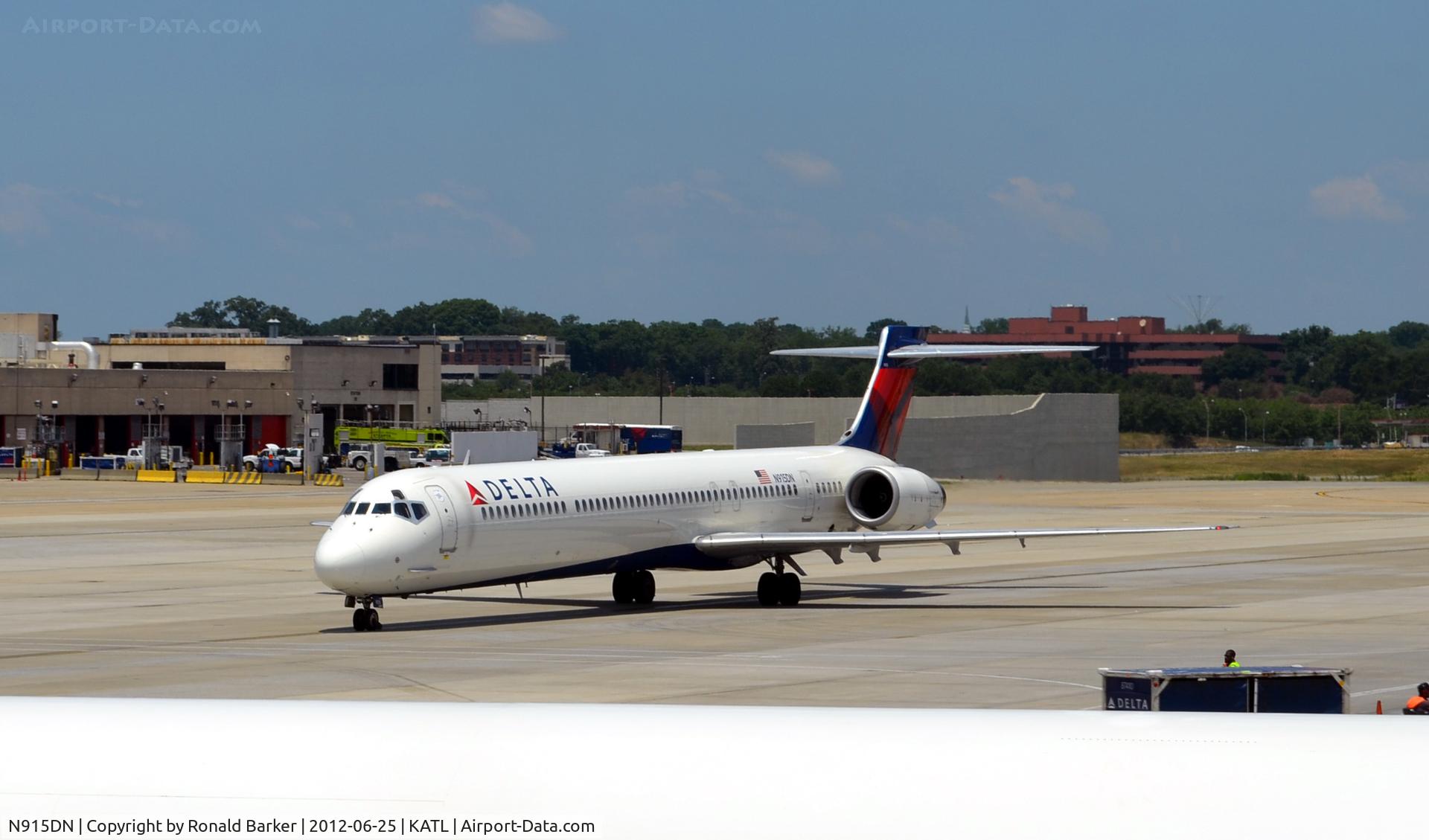 N915DN, 1996 McDonnell Douglas MD-90-30 C/N 53395, Taxi ATL