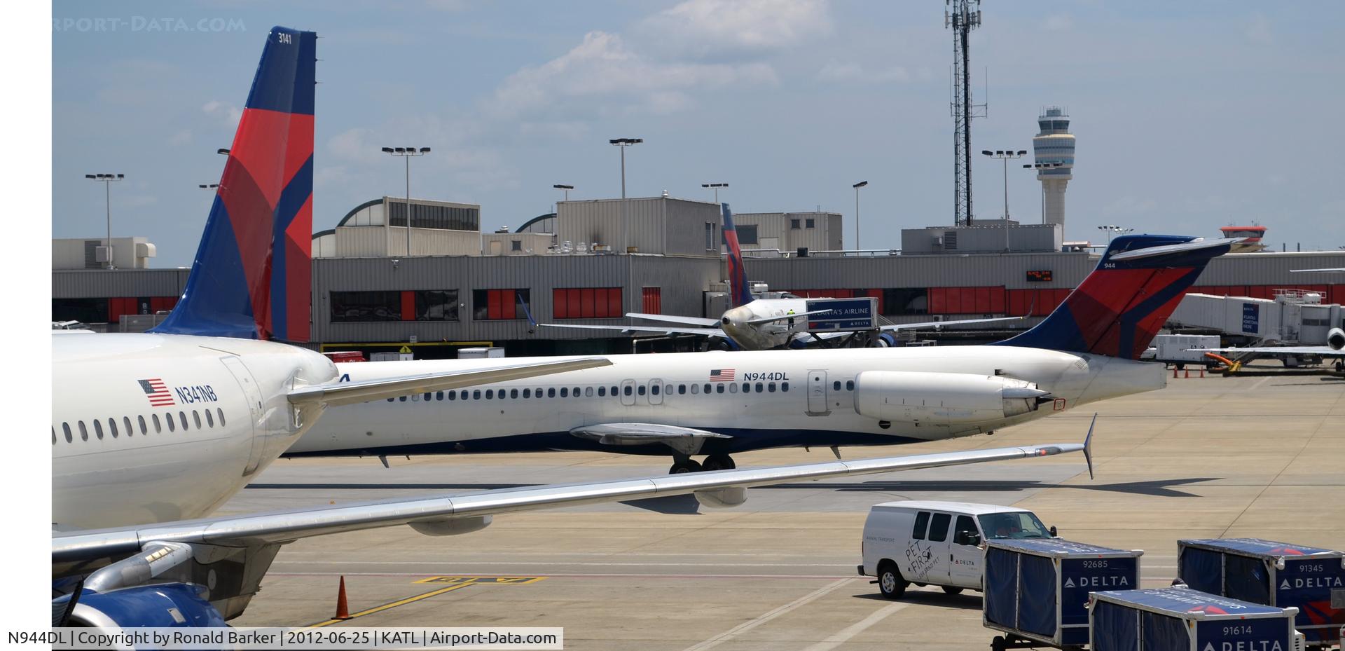 N944DL, 1989 McDonnell Douglas MD-88 C/N 49817, Taxi ATL
