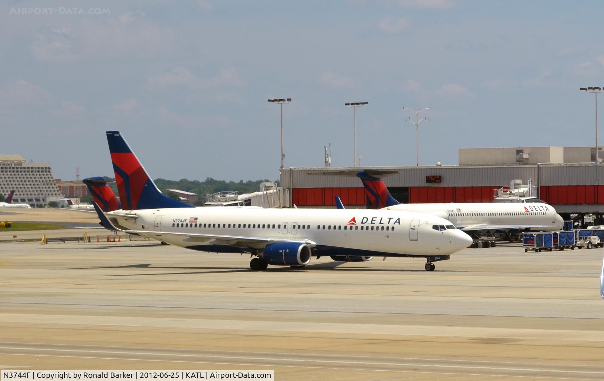 N3744F, 2001 Boeing 737-832 C/N 30837, Taxi ATL