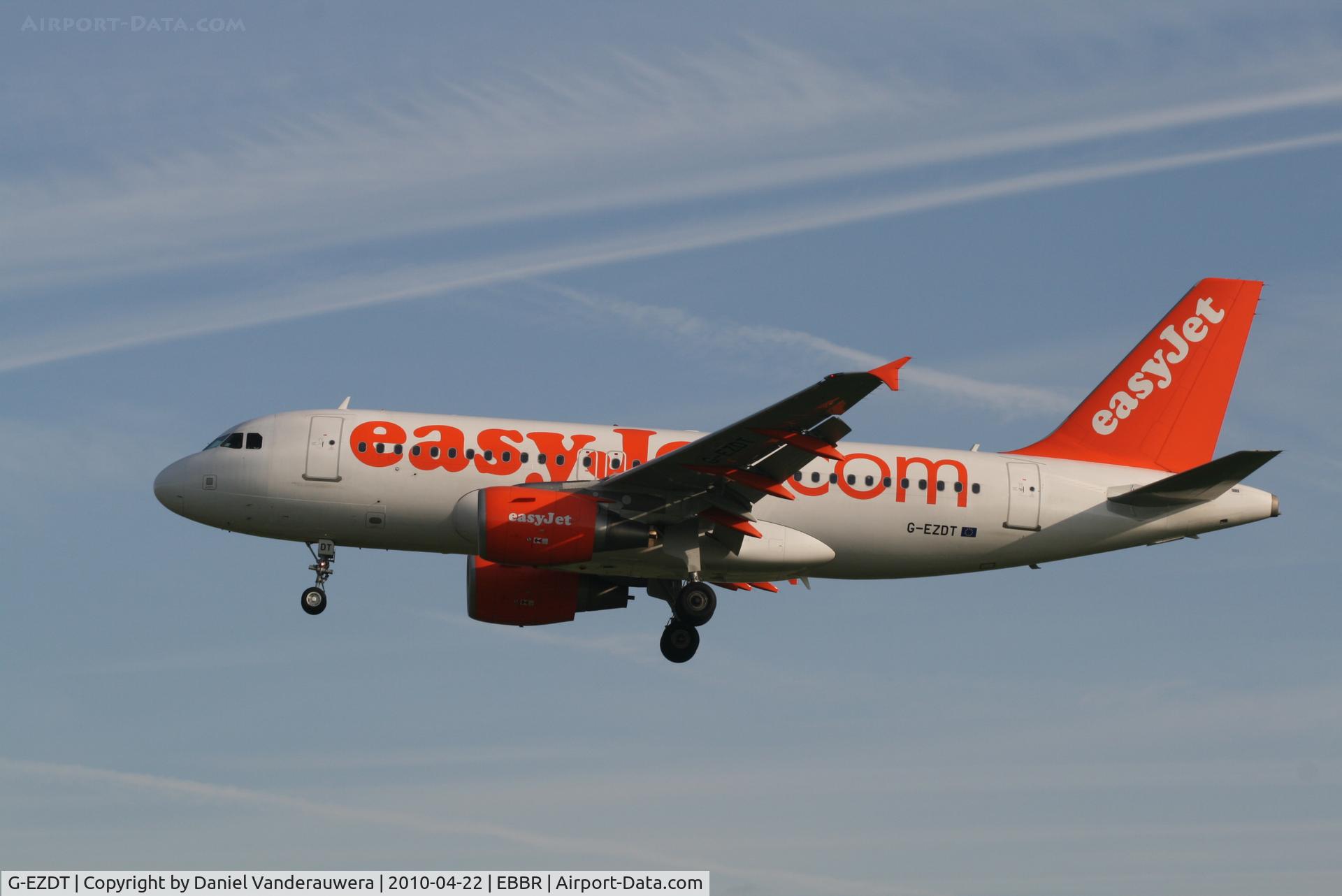 G-EZDT, 2008 Airbus A319-111 C/N 3720, Early arrival to RWY 25L