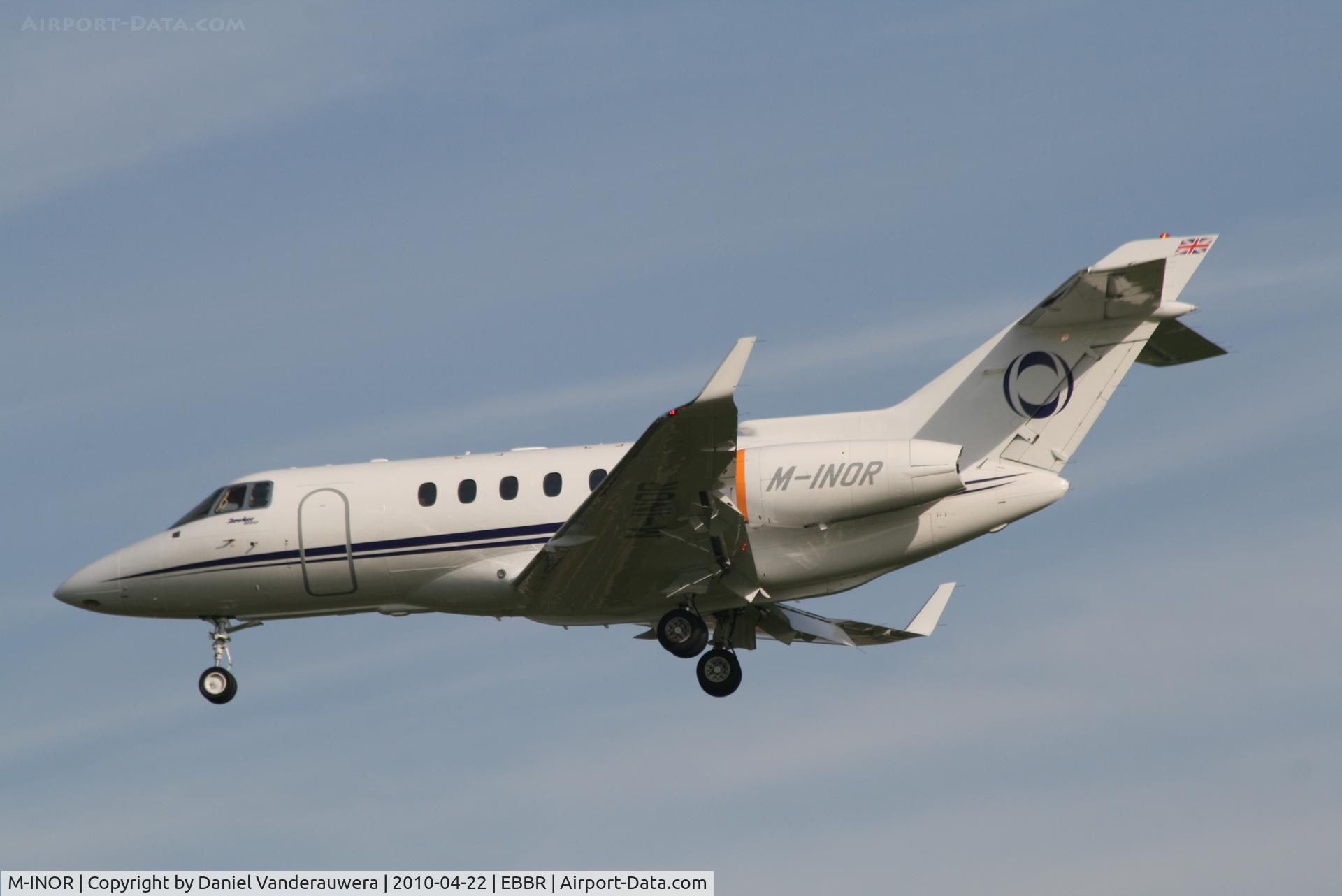 M-INOR, 2008 Hawker Beechcraft 900XP C/N HA-0059, Descending to RWY 25L