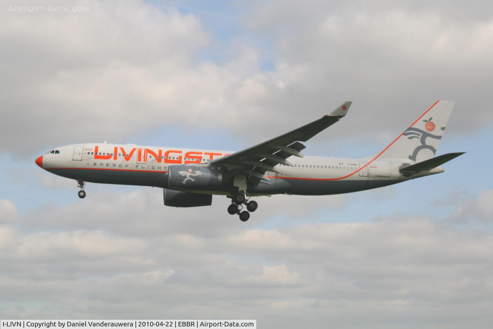 I-LIVN, 2004 Airbus A330-243 C/N 597, Arrival to RWY 25L