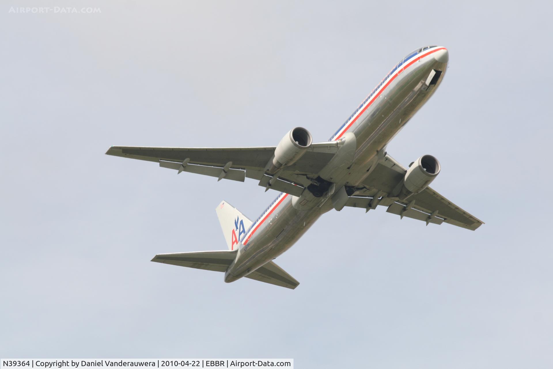 N39364, 1988 Boeing 767-323 C/N 24045, Flight AA089 is climbing from RWY 07R