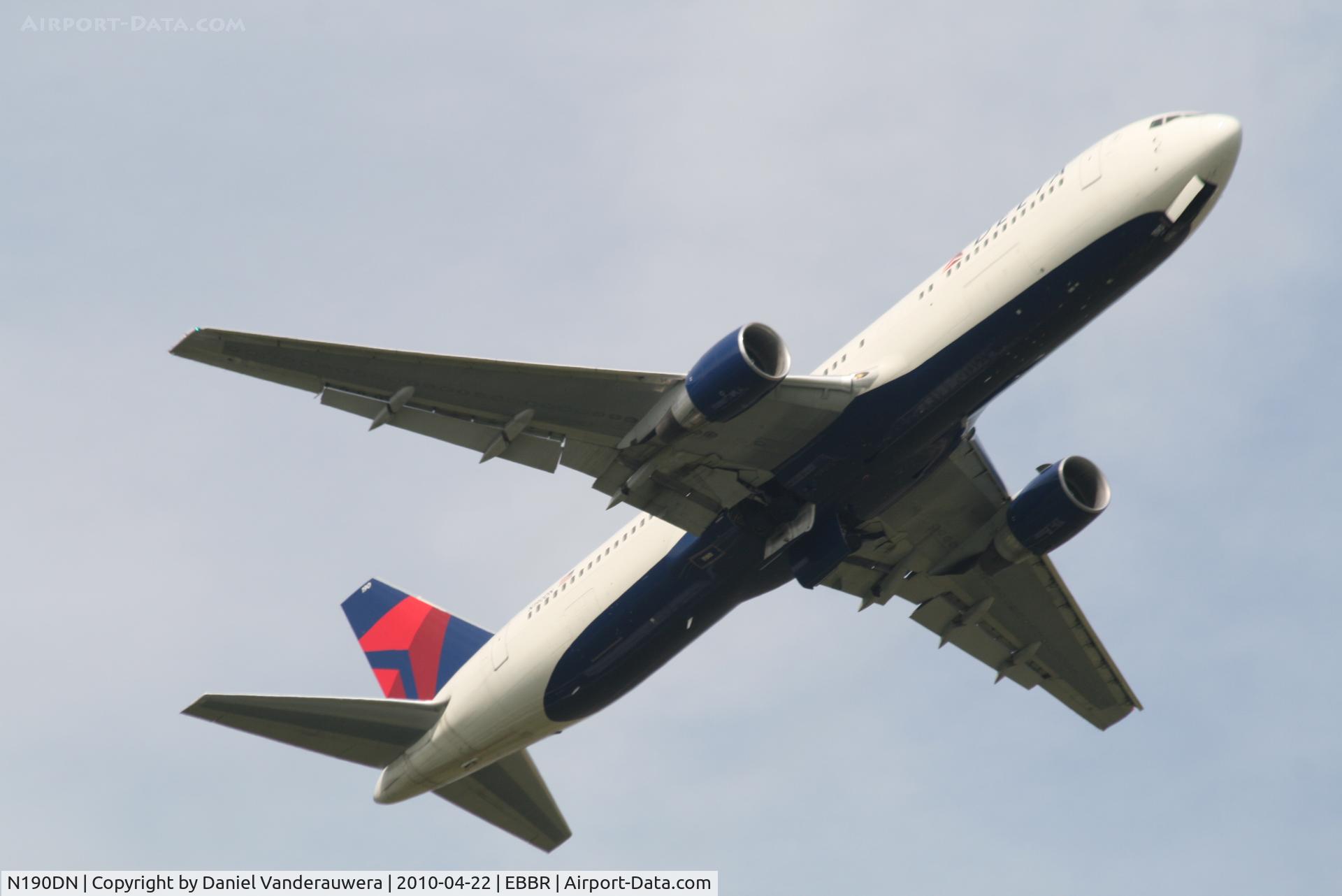 N190DN, 1997 Boeing 767-332 C/N 28447, Flight DL141 is climbing from RWY 07R