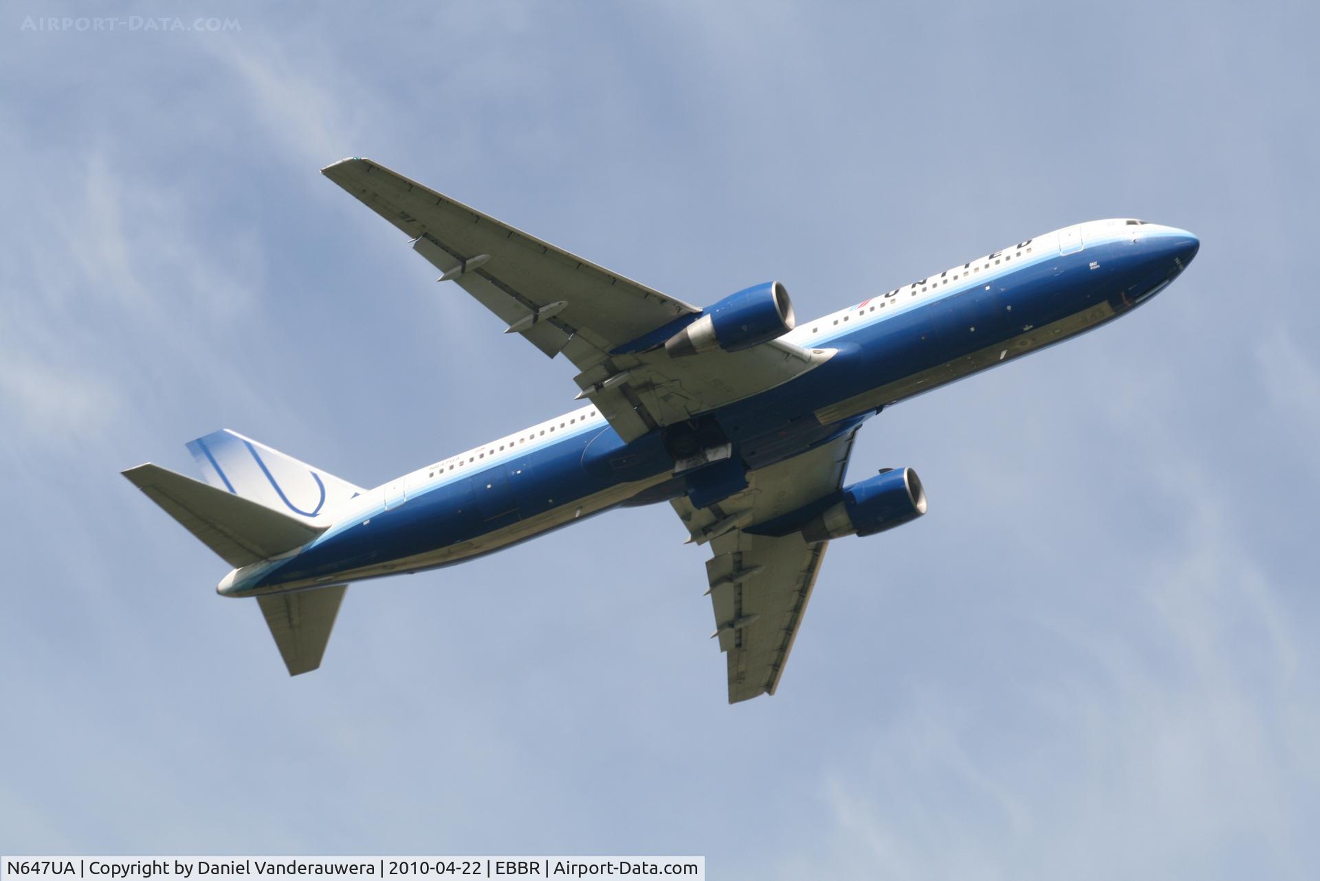 N647UA, 1992 Boeing 767-322 C/N 25284, Flight UA951 is climbing from RWY 07R
