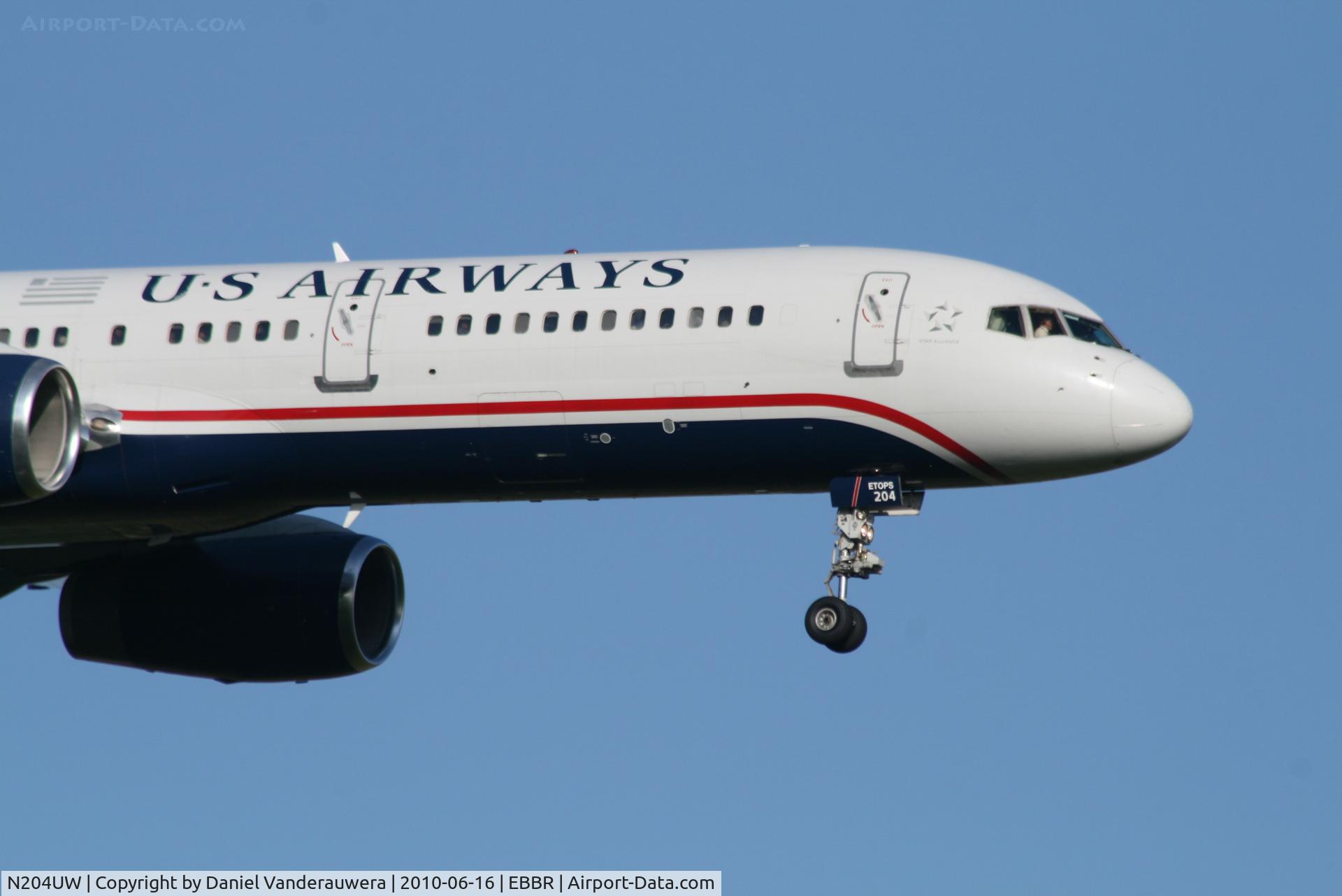 N204UW, 2000 Boeing 757-23N C/N 30886, Arrival of flight US750 to RWY 02