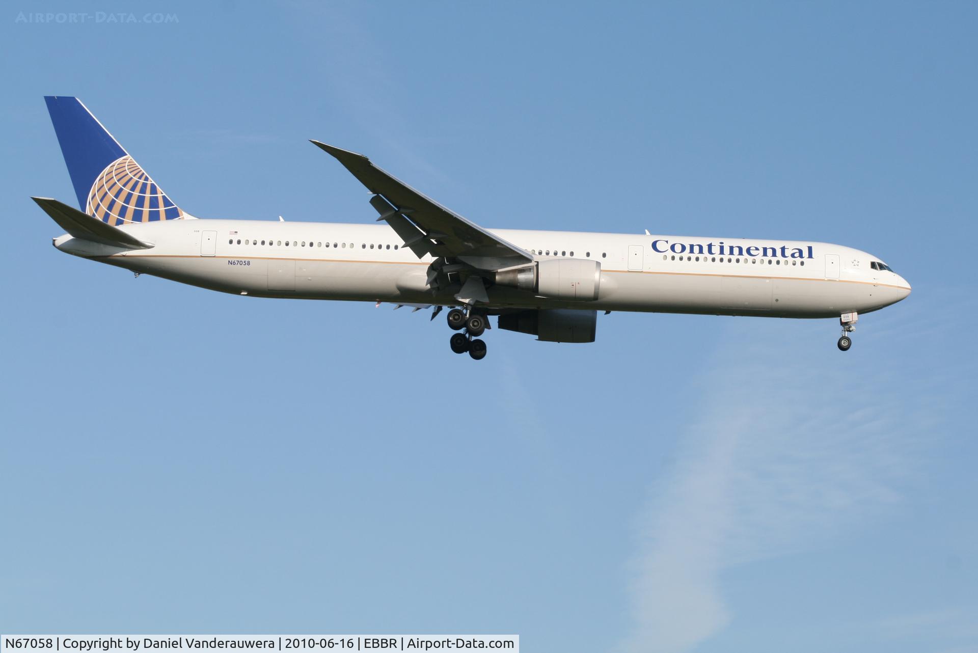N67058, 2002 Boeing 767-424/ER C/N 29453, Arrival of flight CO060 to RWY 02