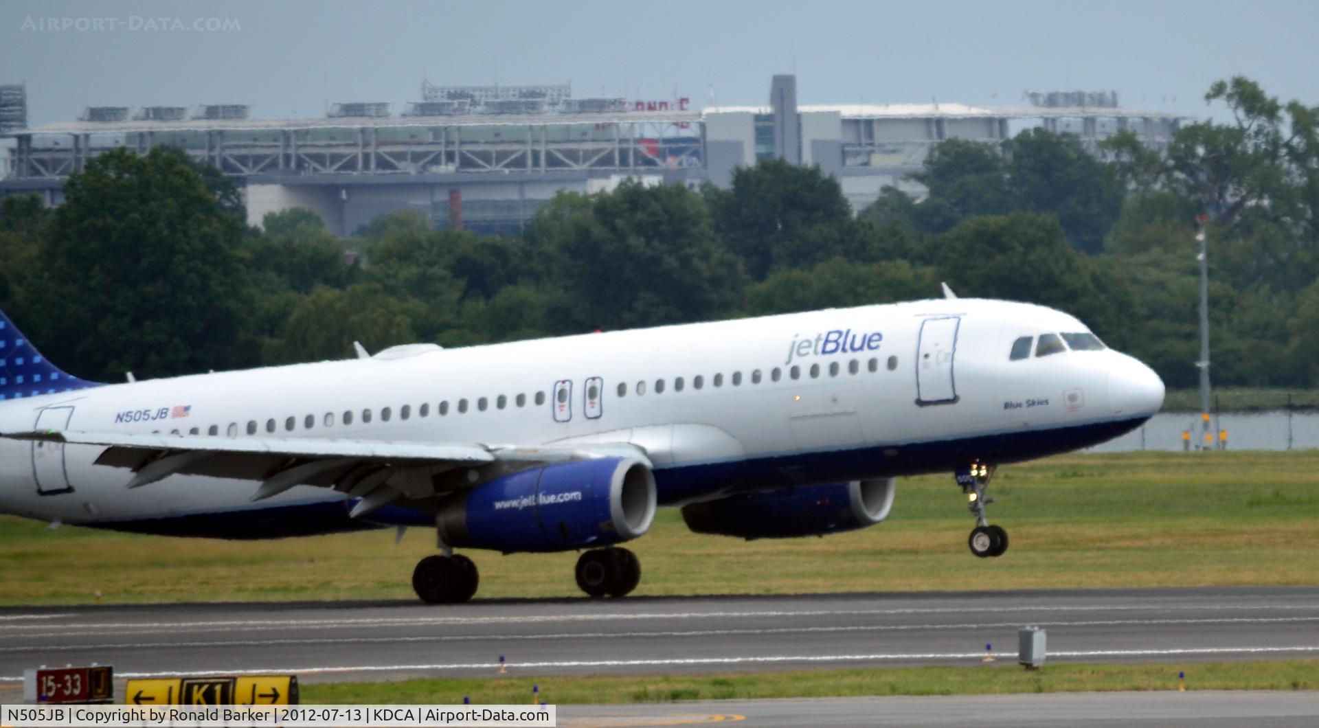 N505JB, 2000 Airbus A320-232 C/N 1173, Takeoff