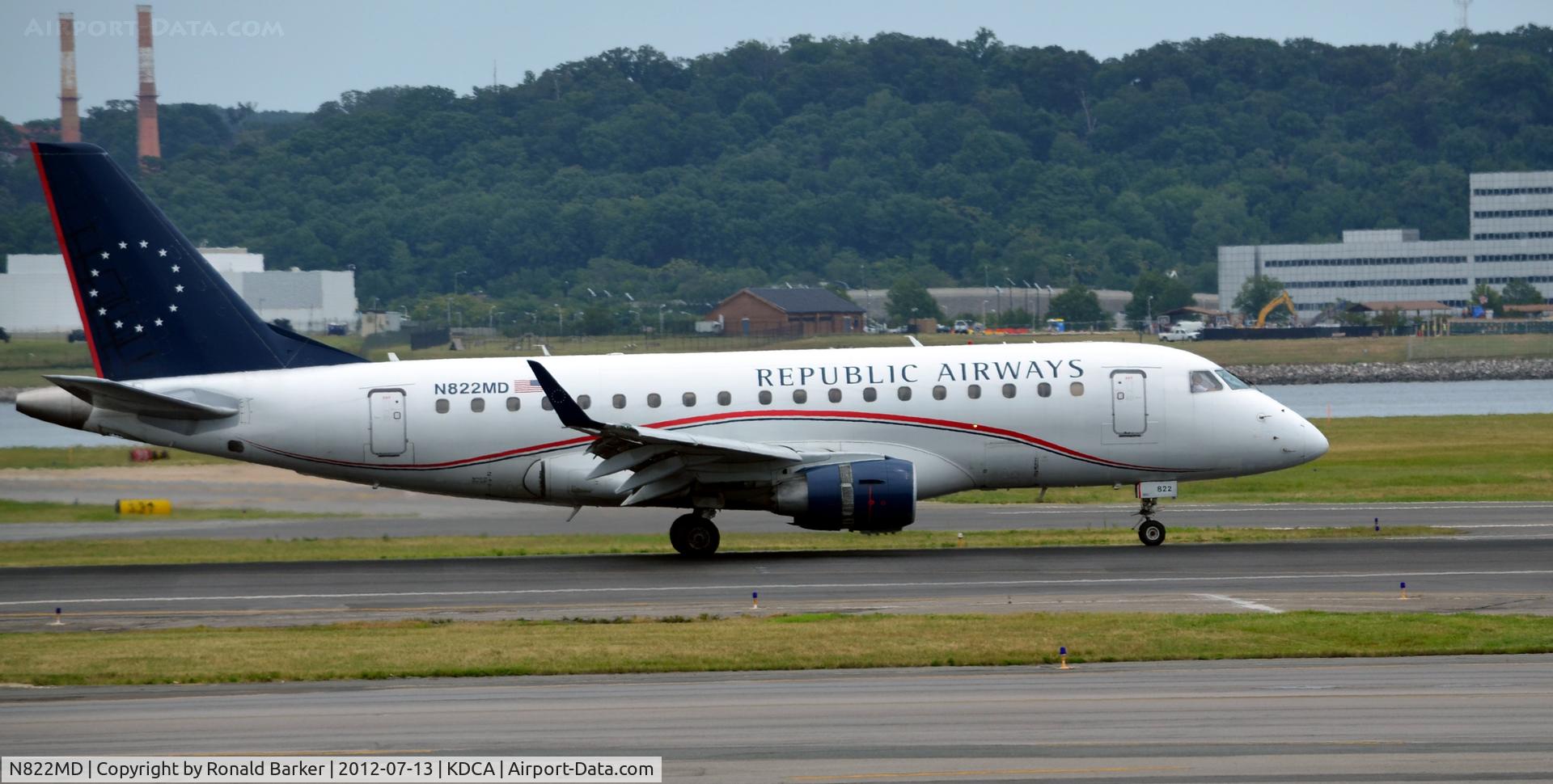 N822MD, 2004 Embraer 170SU (ERJ-170-100SU) C/N 17000043, Landing DCA