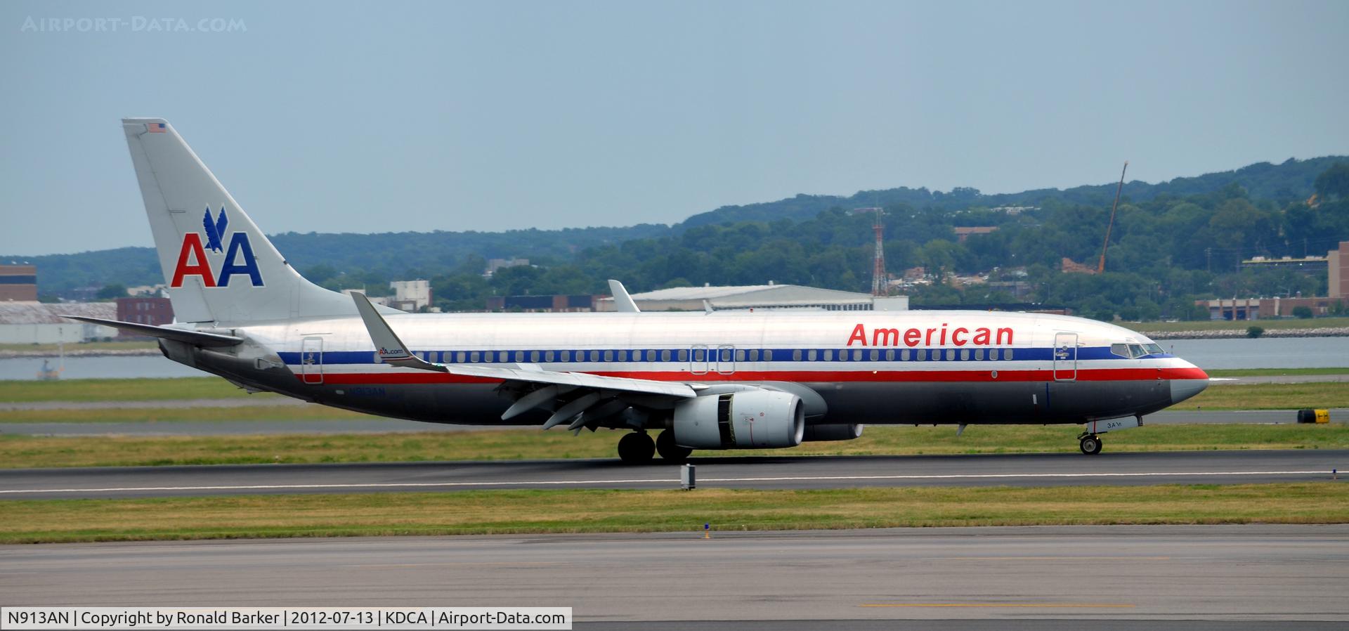N913AN, 1999 Boeing 737-823 C/N 29514, Landing DCA