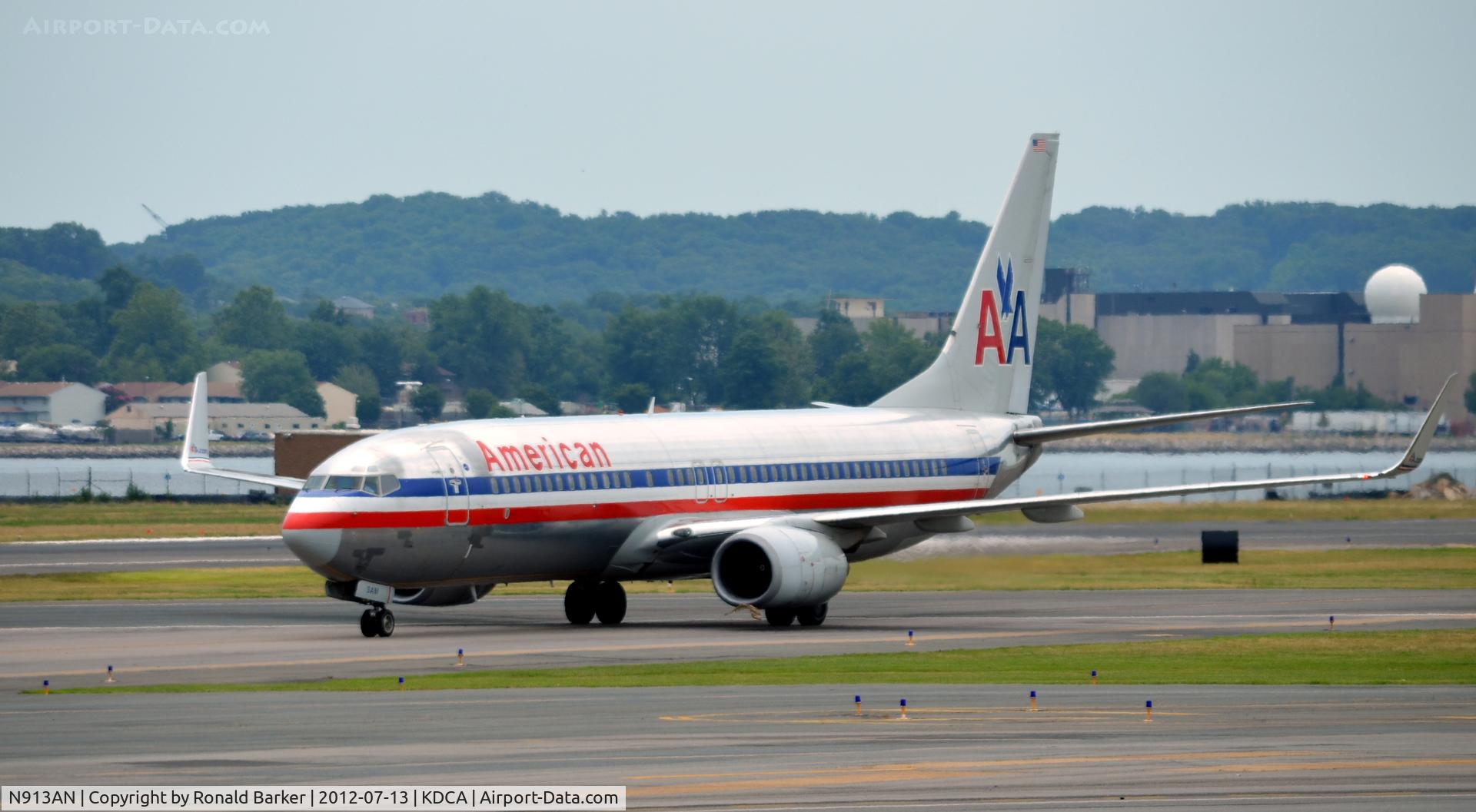 N913AN, 1999 Boeing 737-823 C/N 29514, Taxi DCA