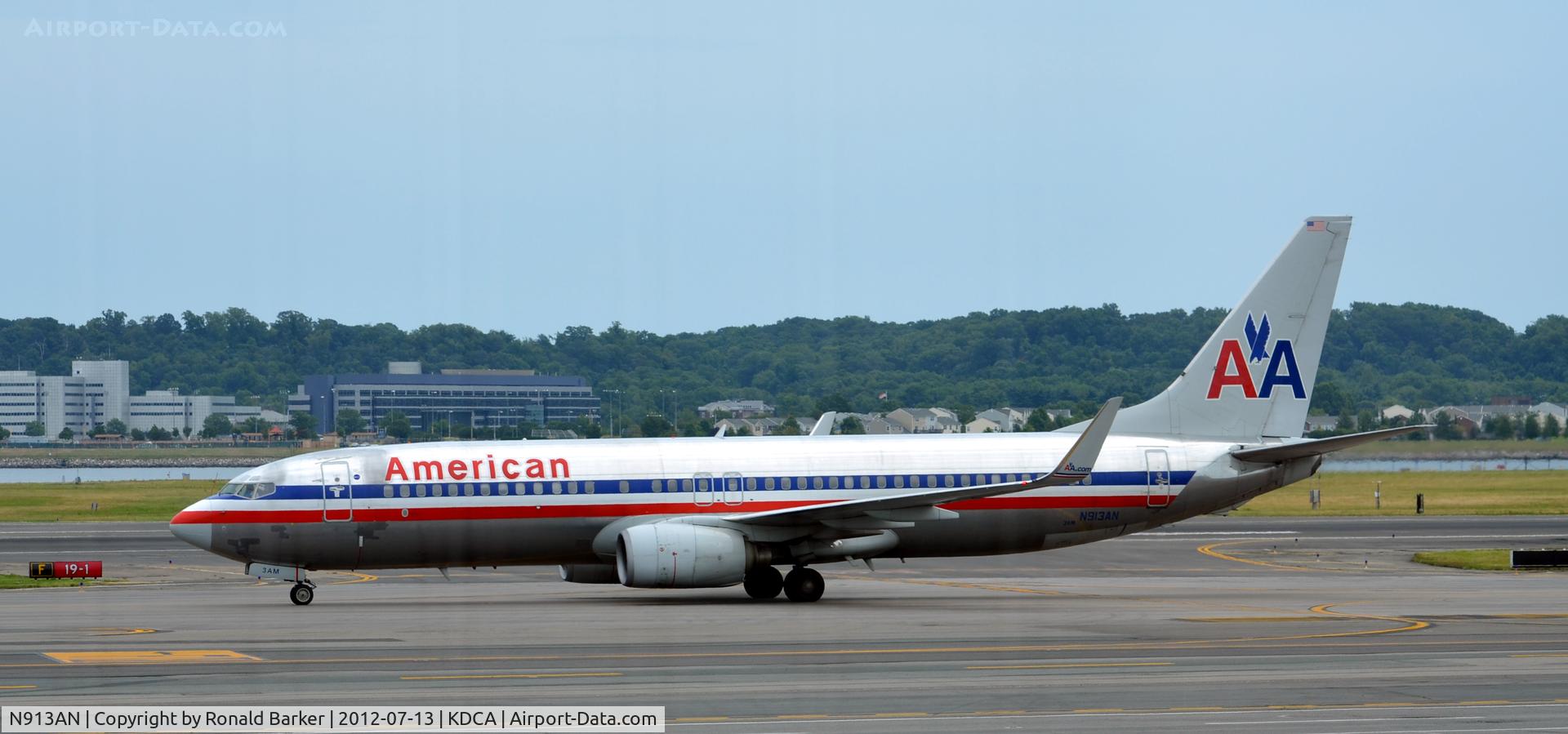 N913AN, 1999 Boeing 737-823 C/N 29514, Taxi DCA