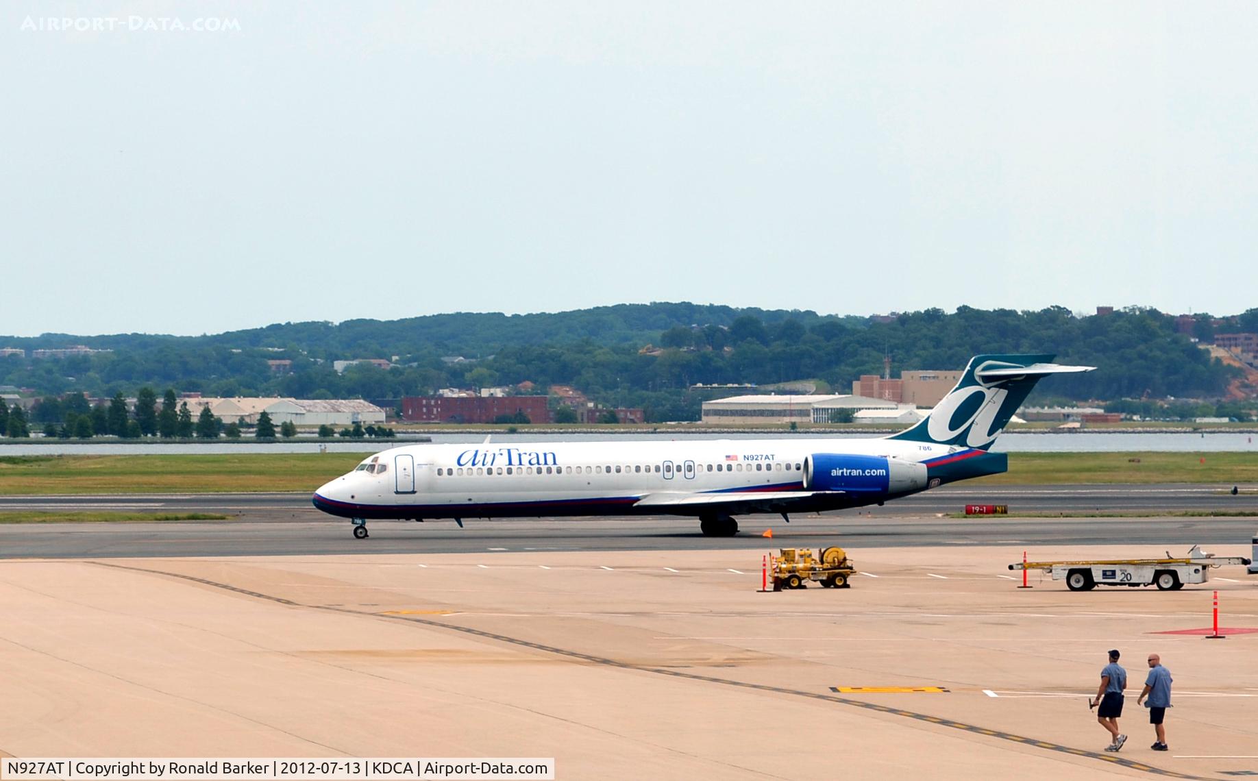 N927AT, 2000 Boeing 717-200 C/N 55077, Taxi DCA