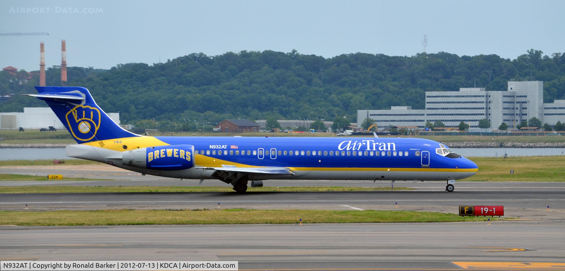 N932AT, 2000 Boeing 717-200 C/N 55073, Landing DCA